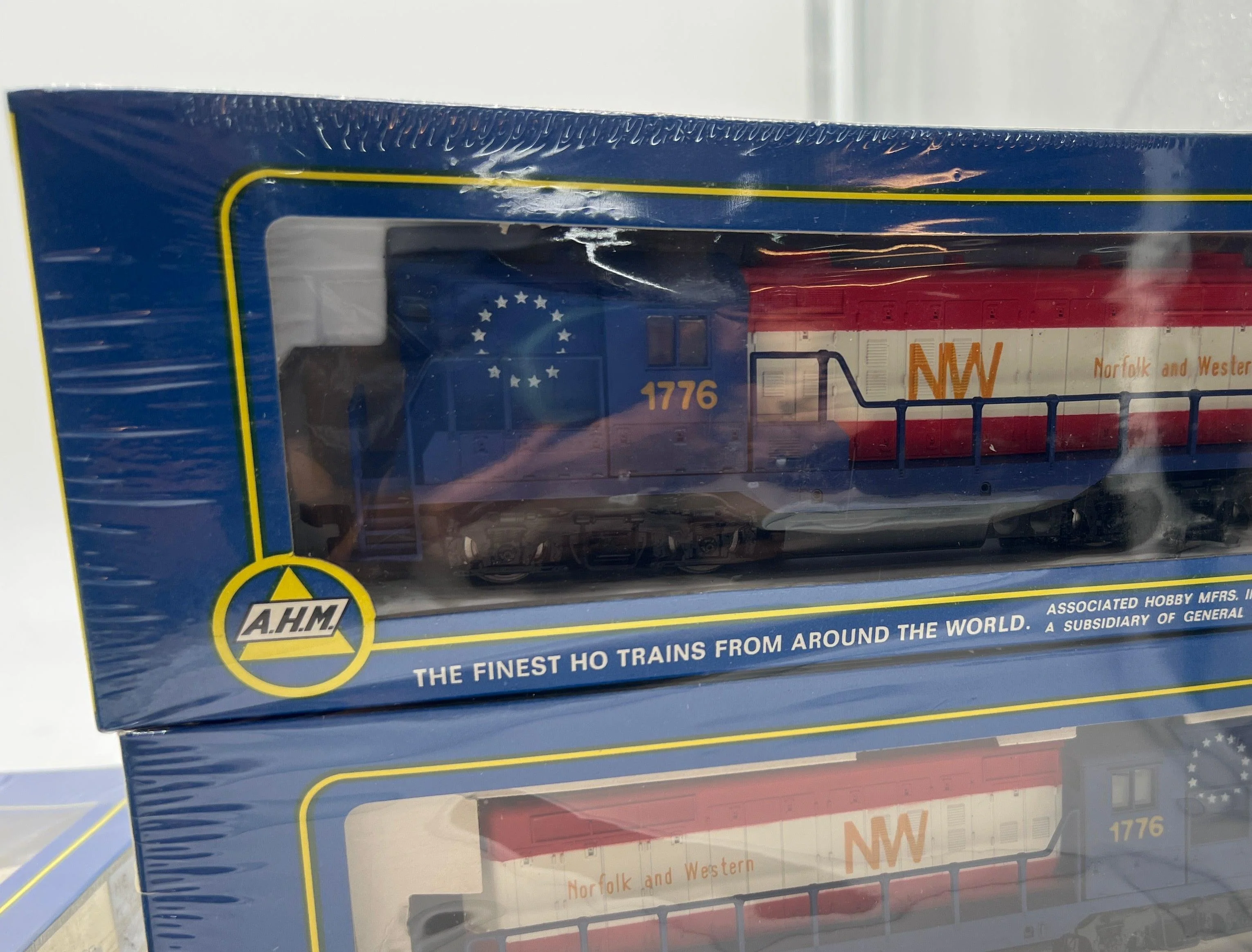 AHM  5012ID Norfolk and Western N&W 1776 BICENTENNIAL GP-18 POWERED & Dummy Diesel Locomotive HO Scale NEW - Image 2
