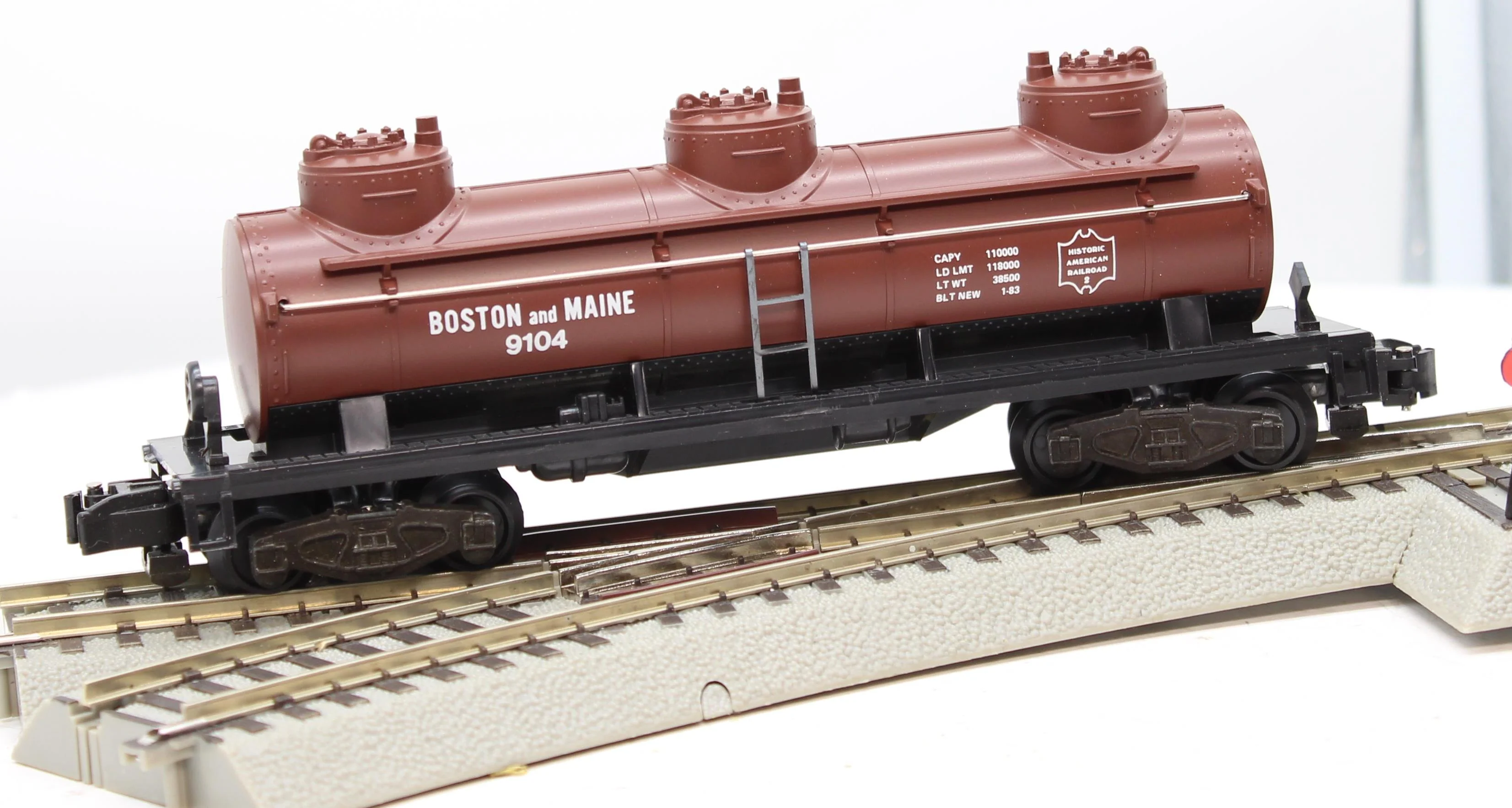 American Flyer 4-9104 BOSTON & MAINE Three-Dome Tank Car S Scale Like New - Image 3