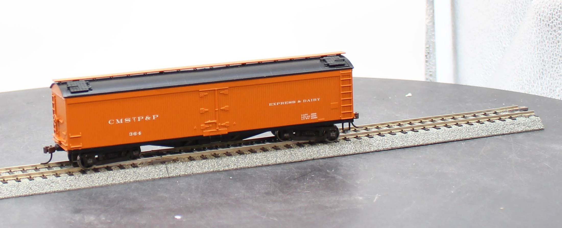 Athearn 50' Express Reefer Milwaukee Road 364 92577 O SCALE Like New - Image 5