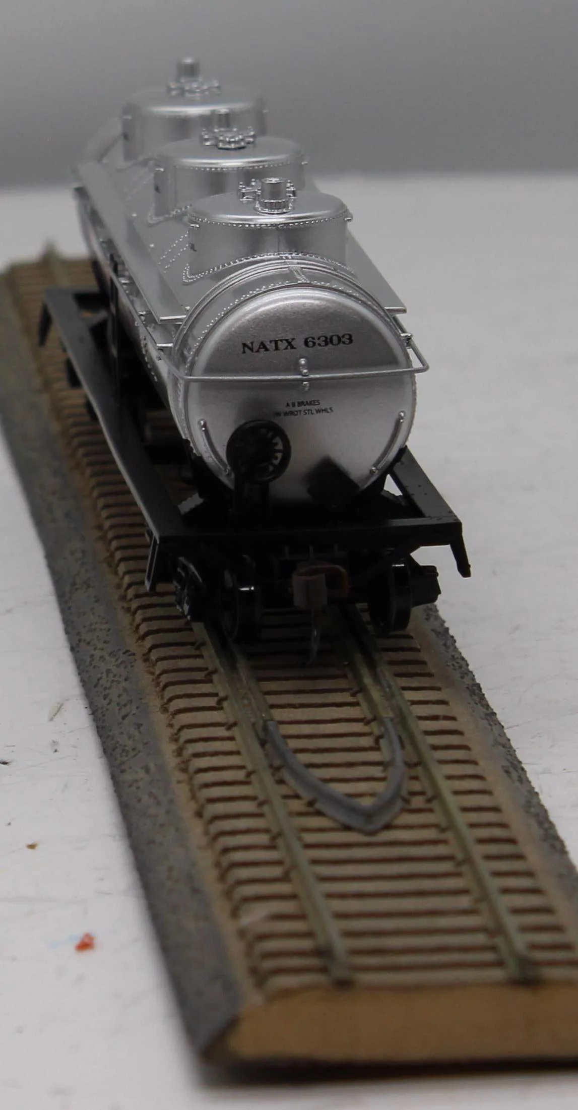 Athearn 7353 NATX Triple Dome Tank Car RTR #6303 HO Scale Like New - Image 5