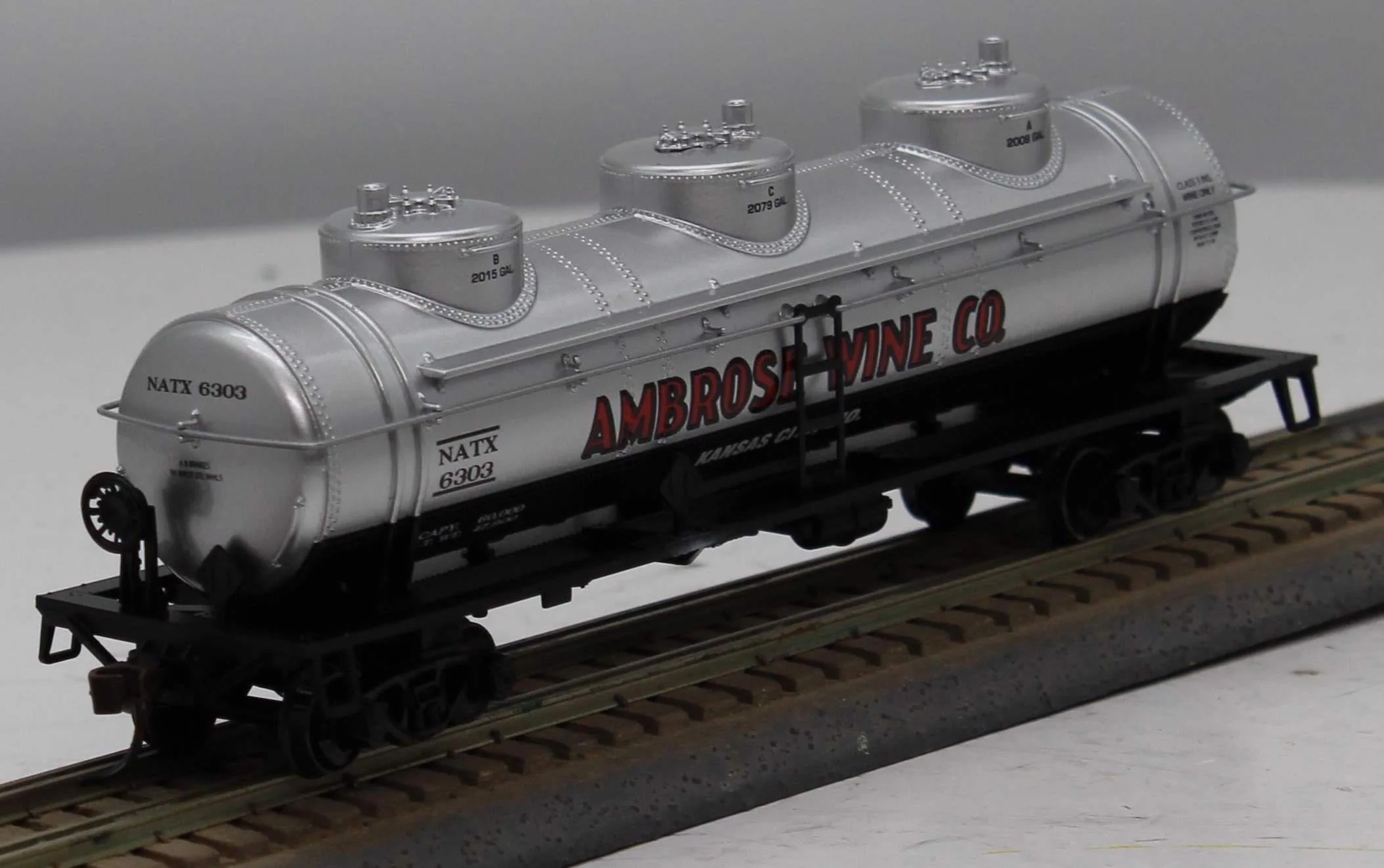 Athearn 7353 NATX Triple Dome Tank Car RTR #6303 HO Scale Like New - Image 6
