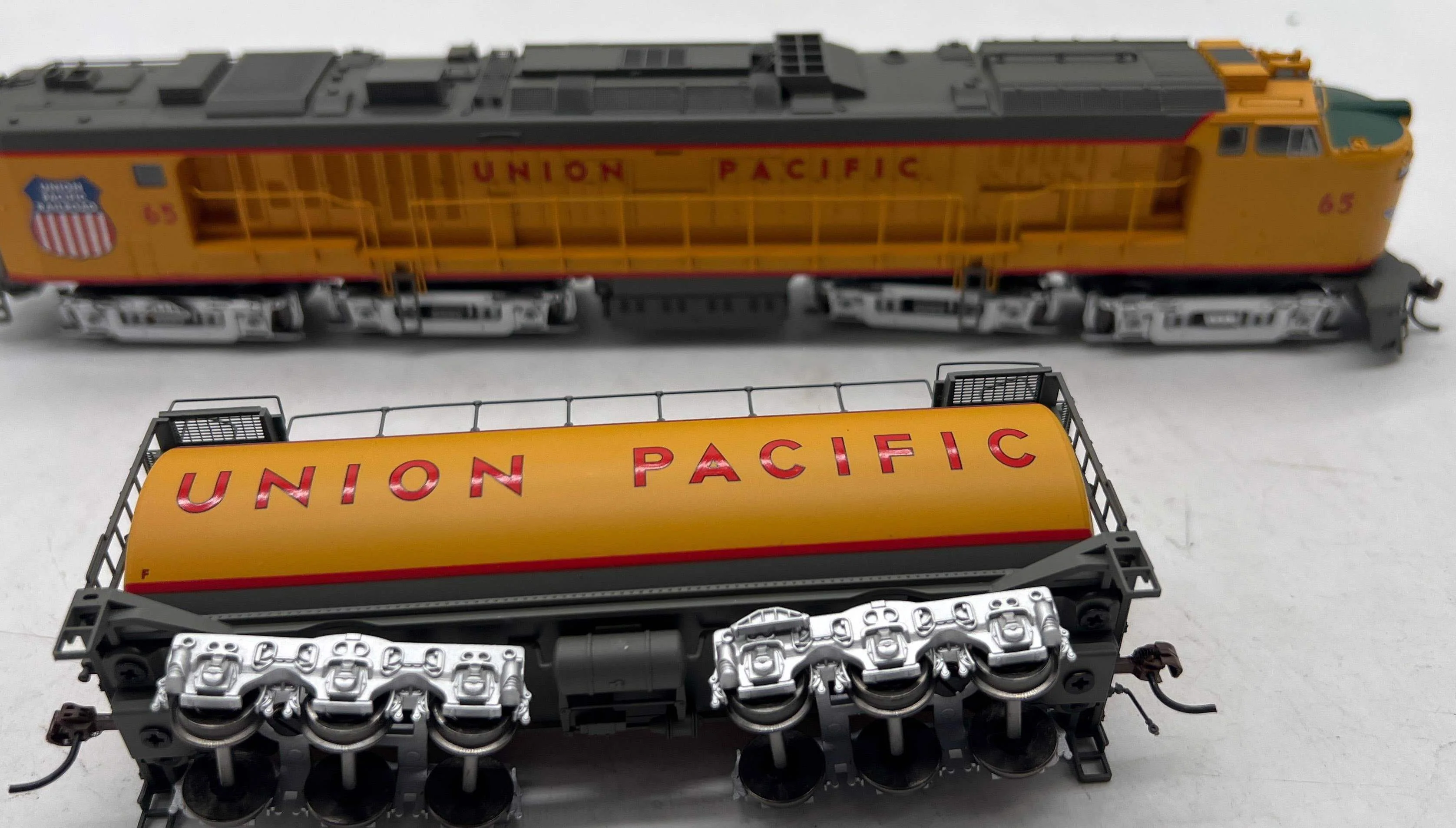 Athearn 88667 Union Pacific UP Veranda Gas Turbine Diesel Loco & Tender #65 w/DCC HO Scale Like New - Image 5