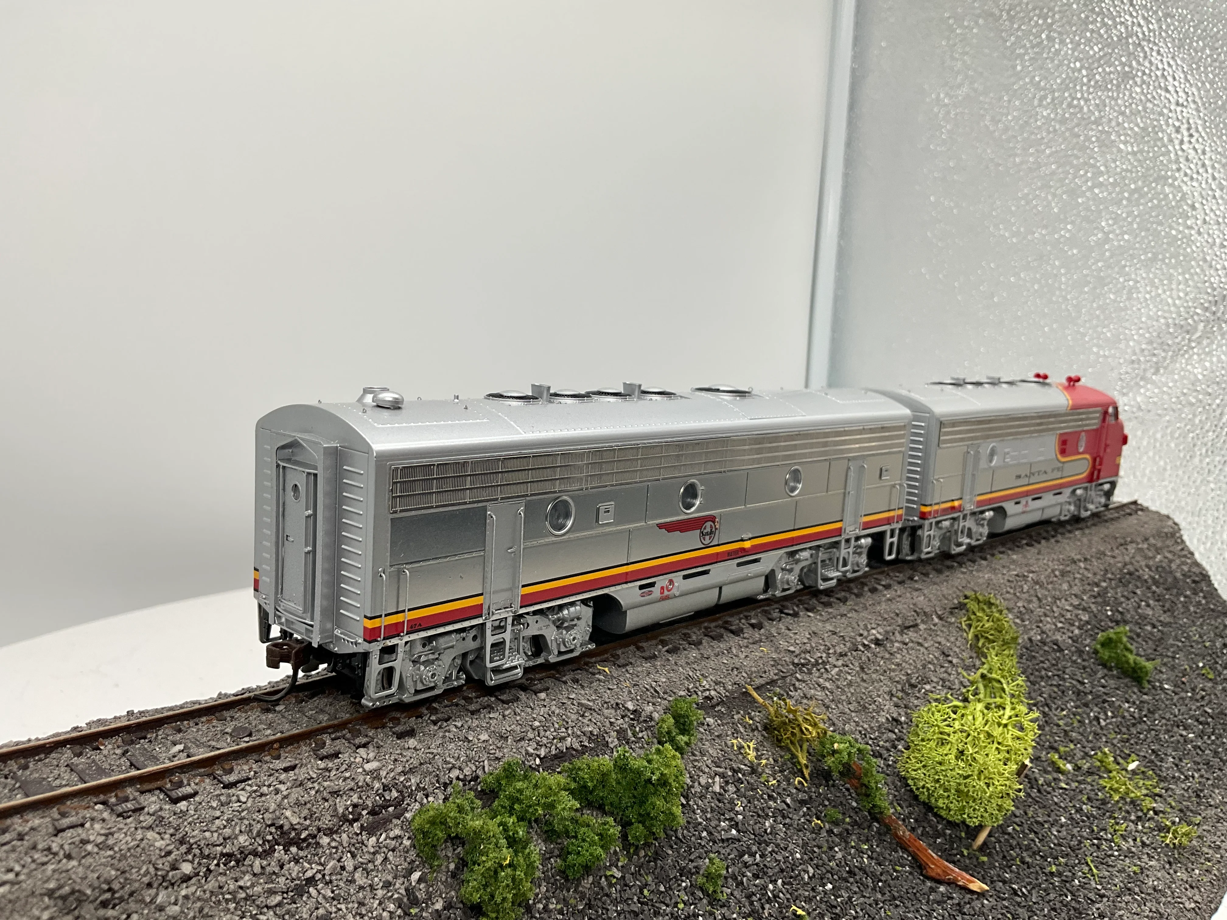 Athearn 99042 ATSF Warbonnet F7A/B Genesis #47C #47B Unpowered HO Scale NEW - Image 2