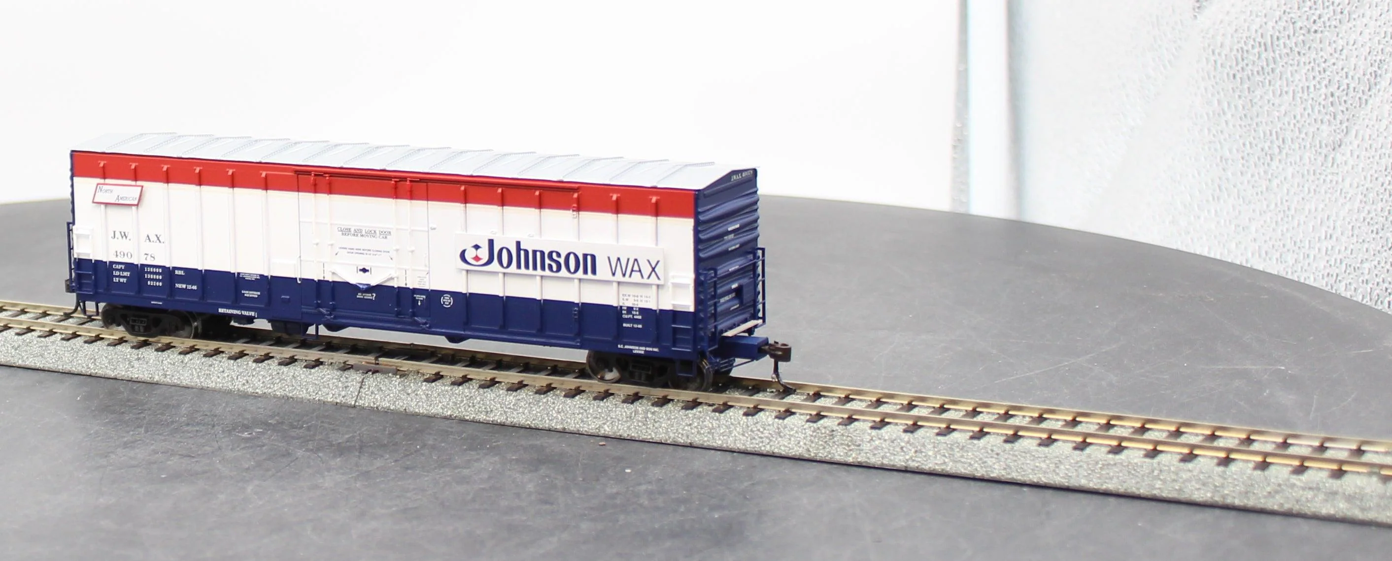 Athearn ATH4454 Johnson Wax 50' box car HO SCALE Like New - Image 3