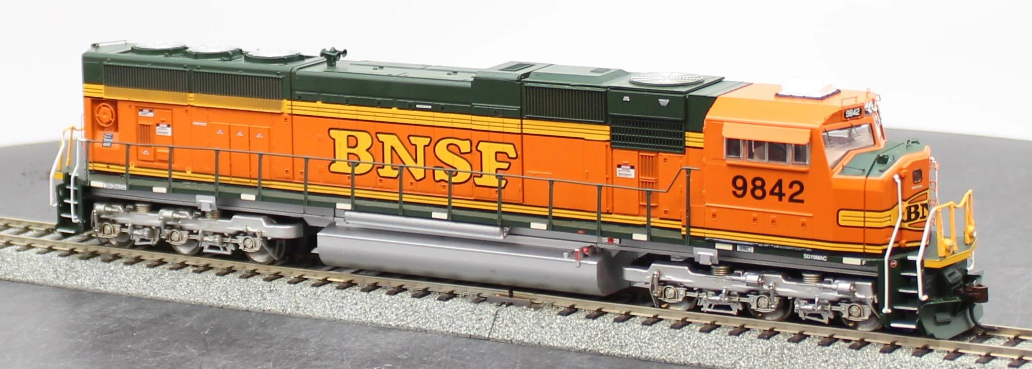 Athearn G64750 HO Scale BNSF Heritage II SD-70MAC Diesel Locomotive 9842 Like New - Image 3