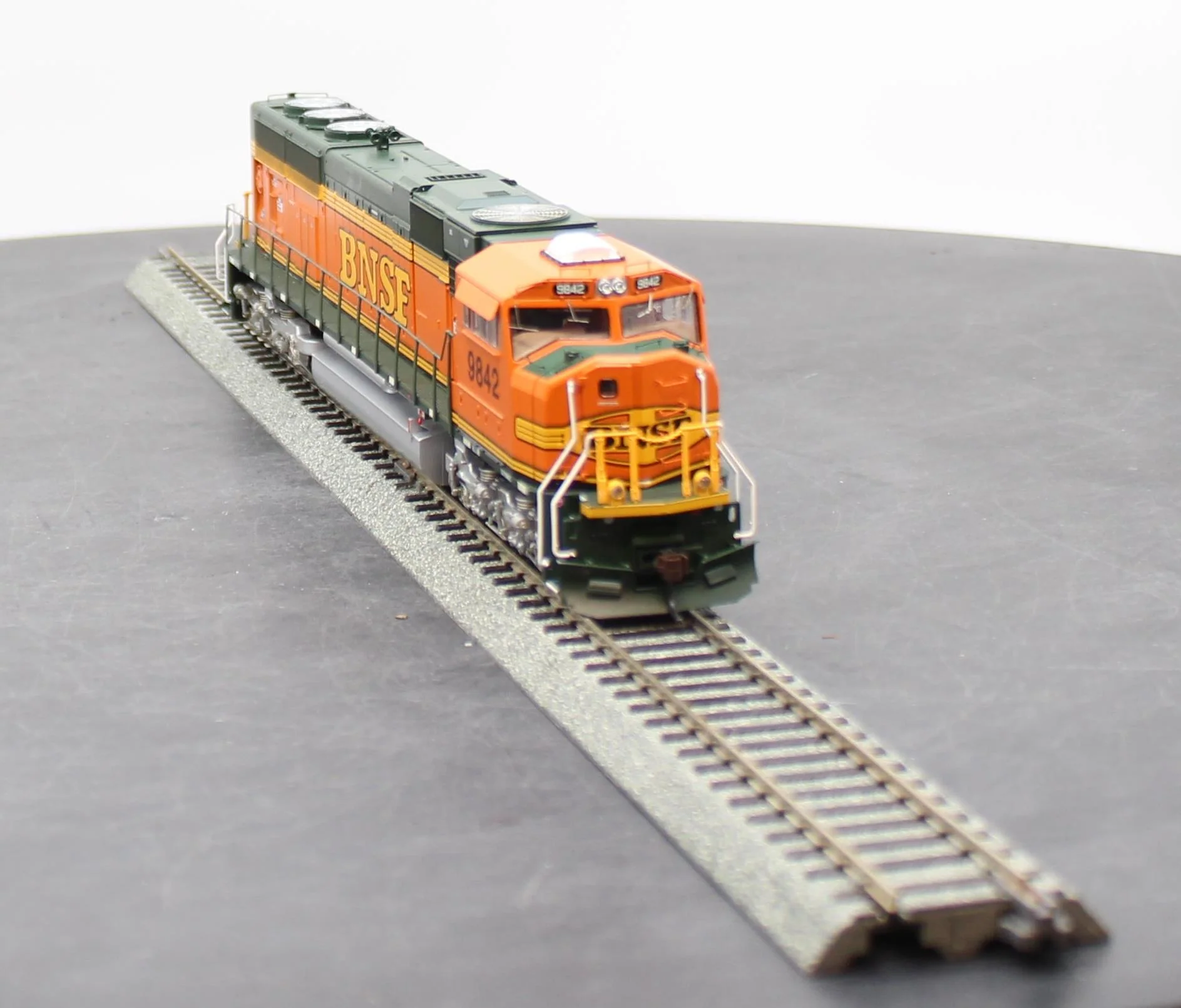 Athearn G64750 HO Scale BNSF Heritage II SD-70MAC Diesel Locomotive 9842 Like New - Image 4
