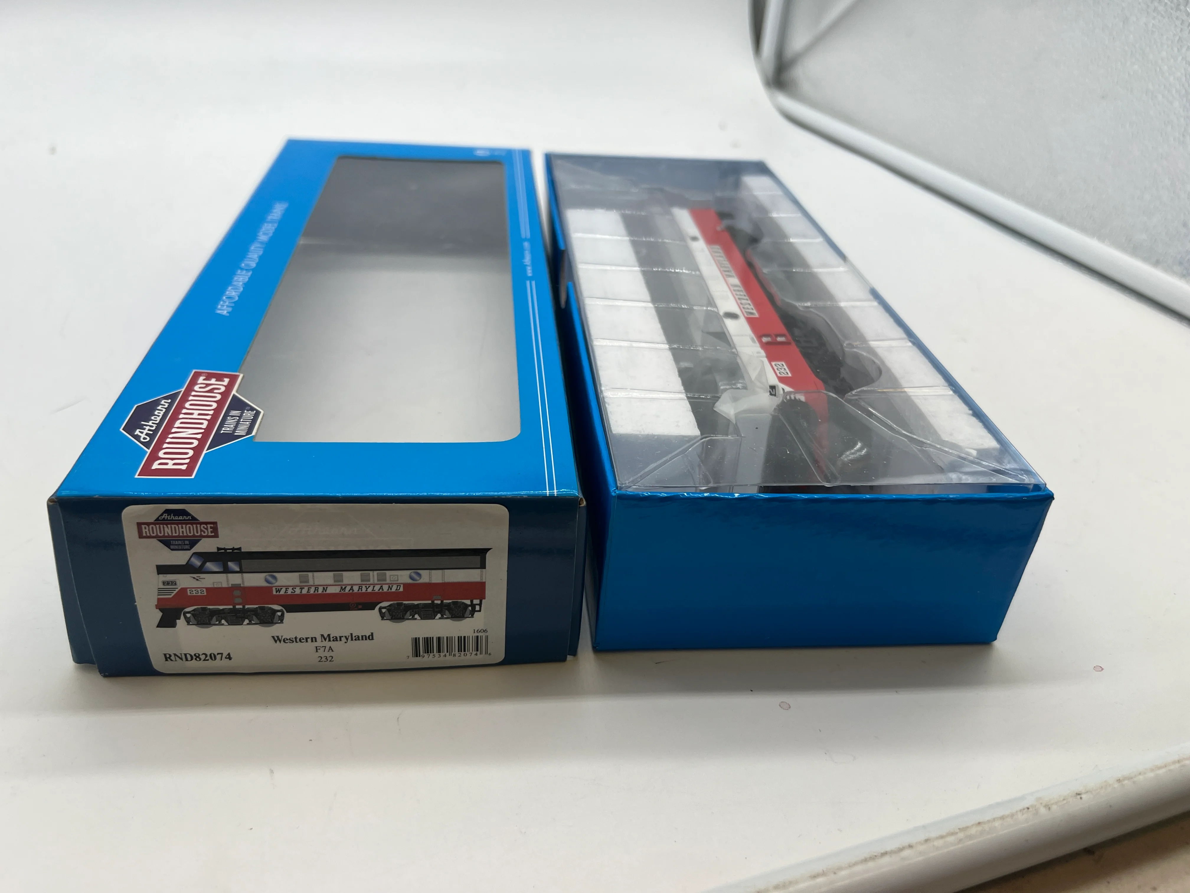Athearn RND82074  Western Maryland  WM Red/ White/ Black F7a diesel locomotive HO SCALE Like New - Image 2