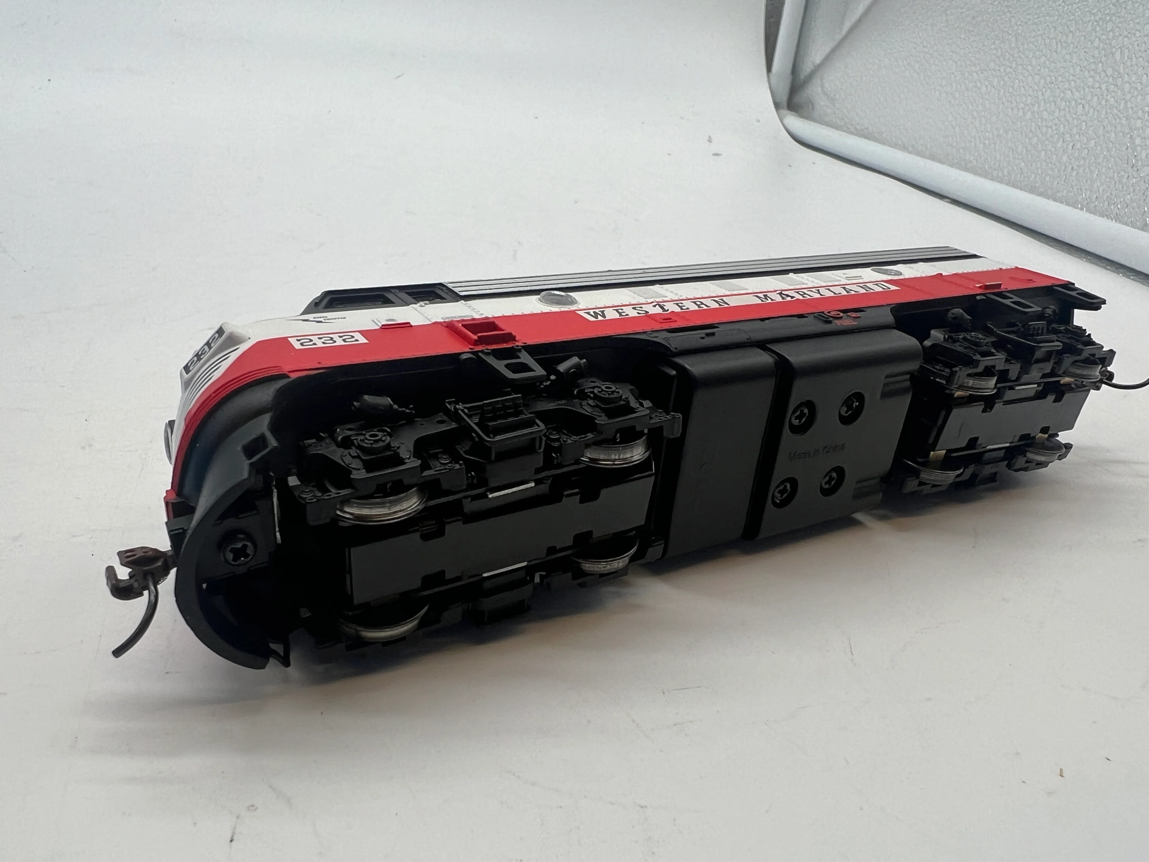 Athearn RND82074  Western Maryland  WM Red/ White/ Black F7a diesel locomotive HO SCALE Like New - Image 3