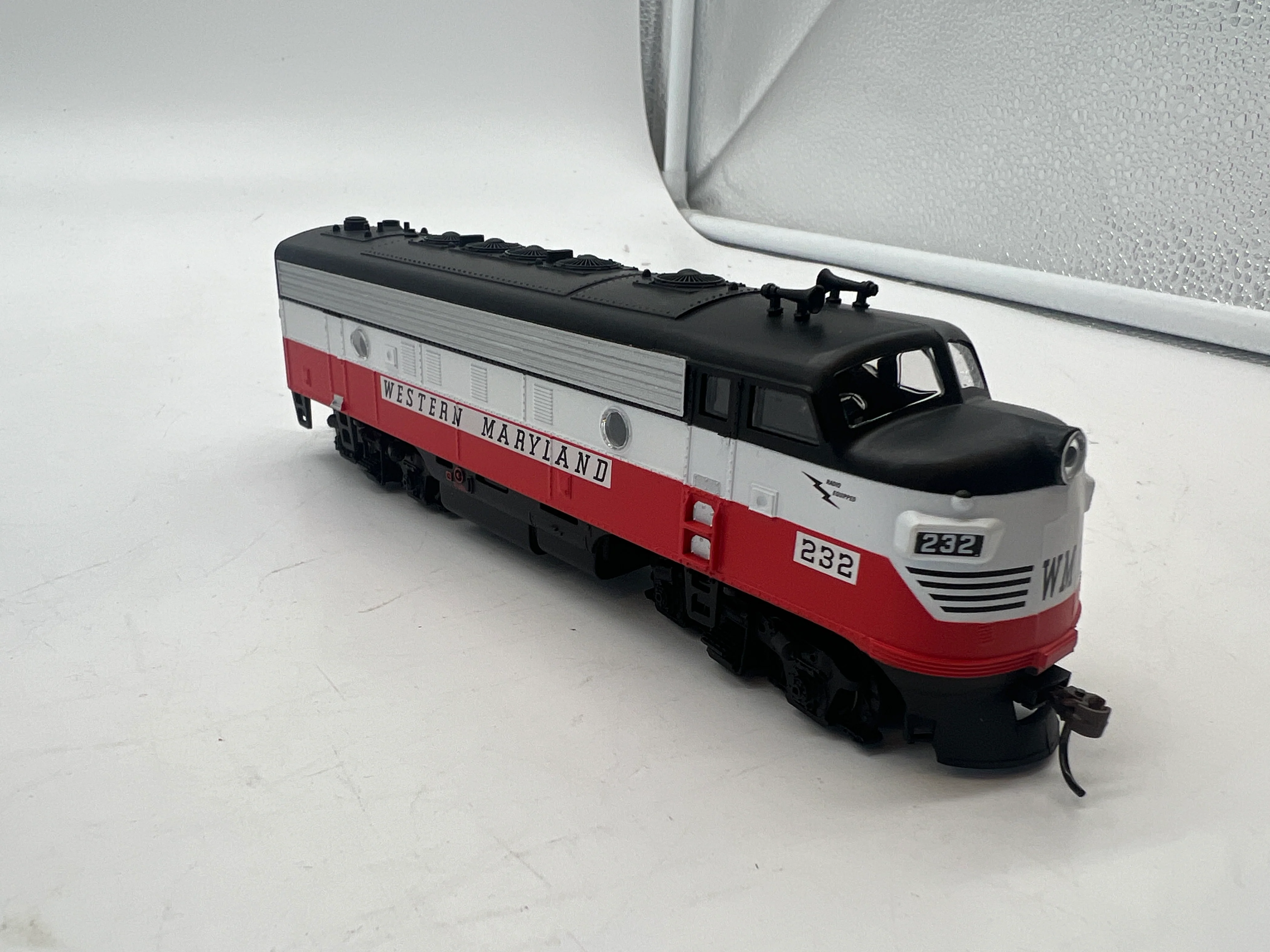 Athearn RND82074  Western Maryland  WM Red/ White/ Black F7a diesel locomotive HO SCALE Like New - Image 4