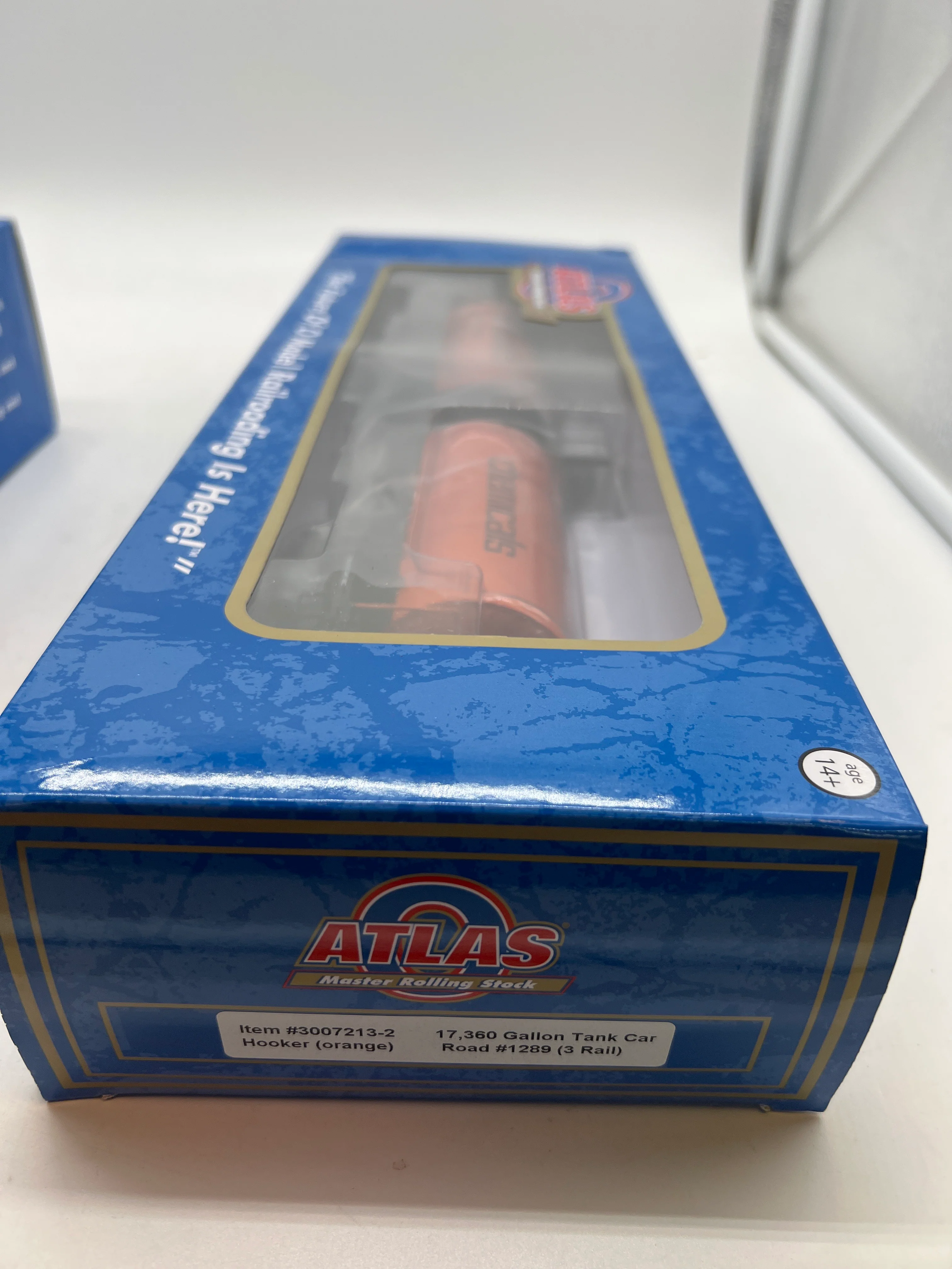 Atlas 3007213-2 Hooker Chemicals 17,360 gallon chlorine tank car #1289 3 rail O SCALE NEW - Image 3