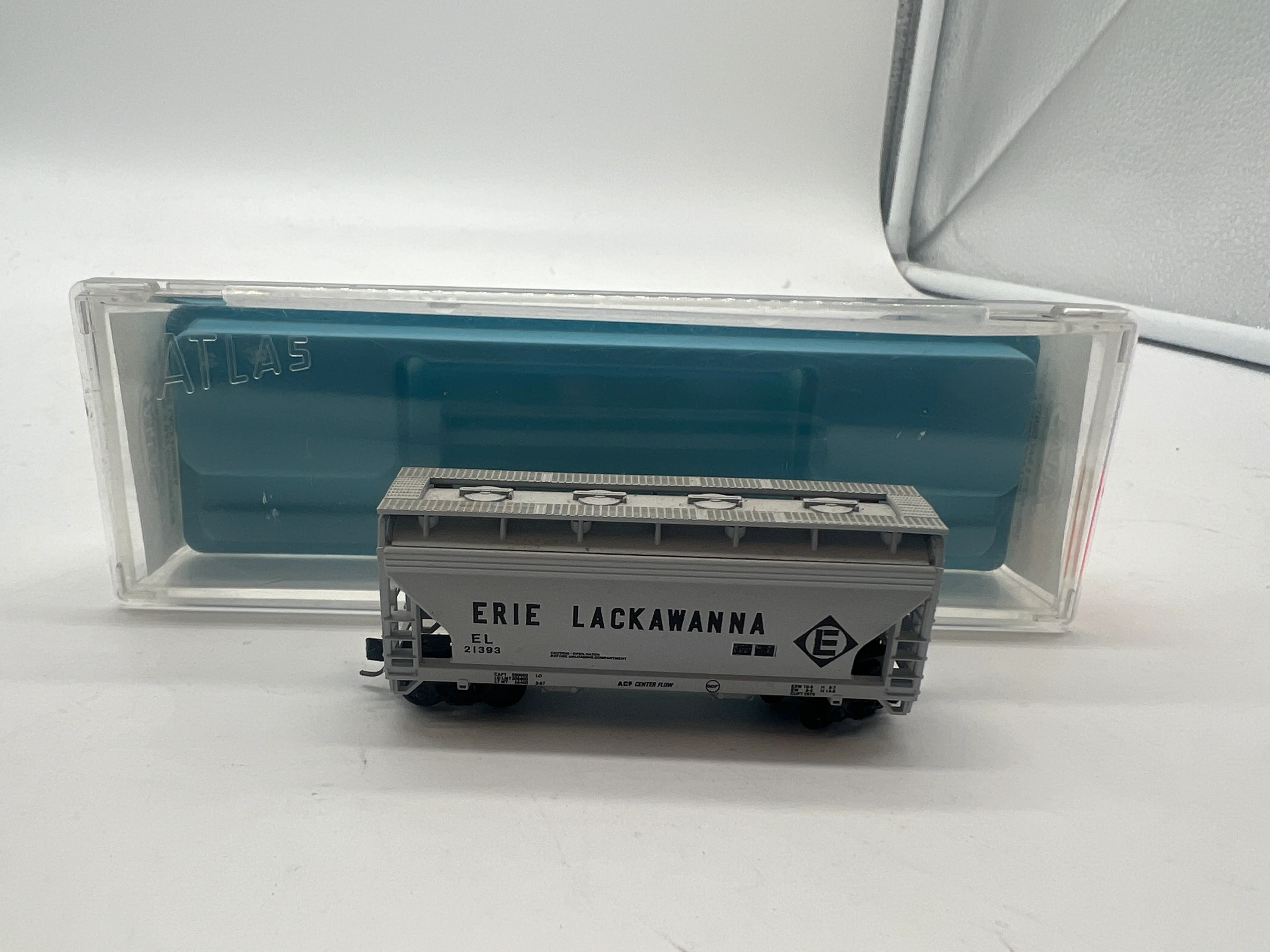 Atlas 3902 ERIE LACKAWANNA 2-Bay Centerflow Hopper Gray/Black N Scale Like New - Image 2