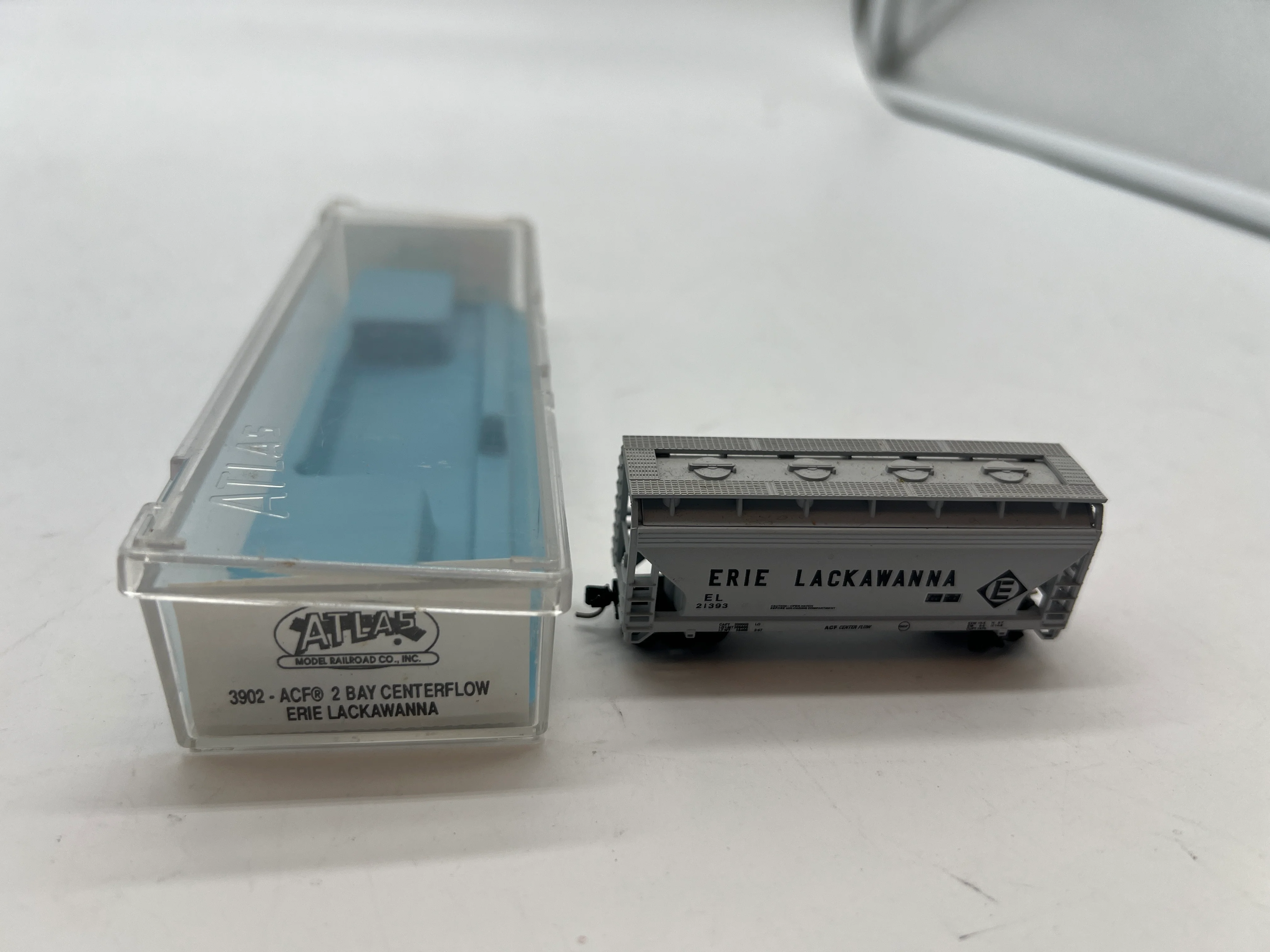 Atlas 3902 ERIE LACKAWANNA 2-Bay Centerflow Hopper Gray/Black N Scale Like New - Image 3