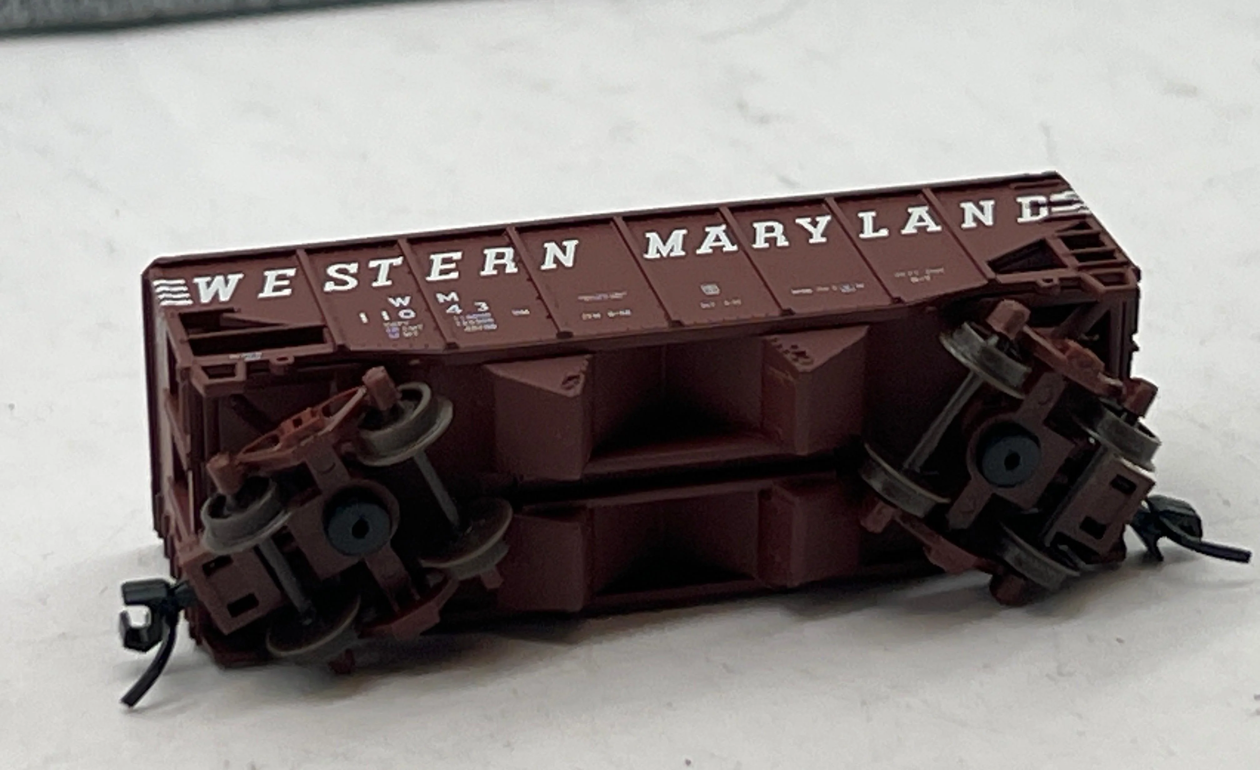 Atlas 41285 WESTERN MARYLAND 55 Ton Fishbelly Hopper TRAINMAN Oxide Red/White N Scale Like New - Image 2