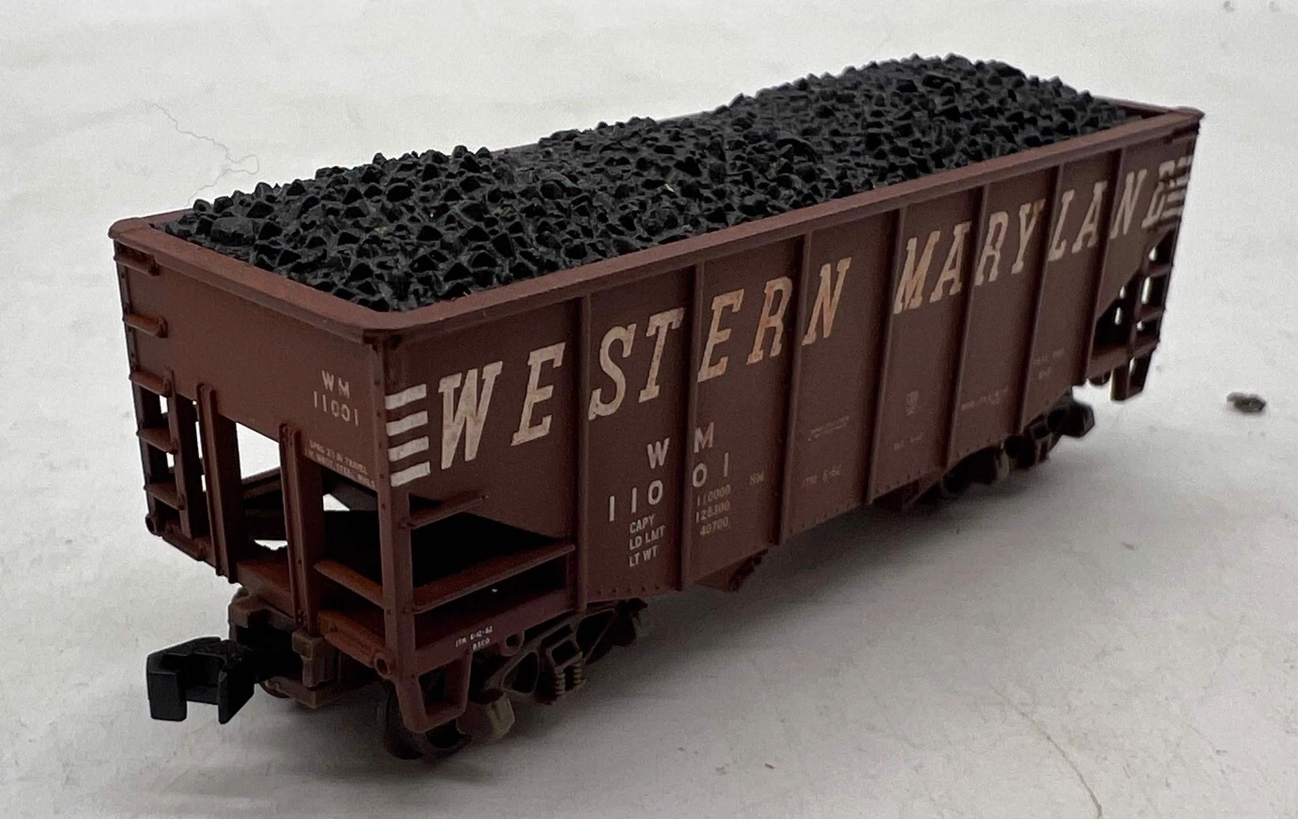Atlas 41287 WESTERN MARYLAND 55 Ton Fishbelly Hopper Oxide Red/White N Scale WEATHERED AS IS Like New