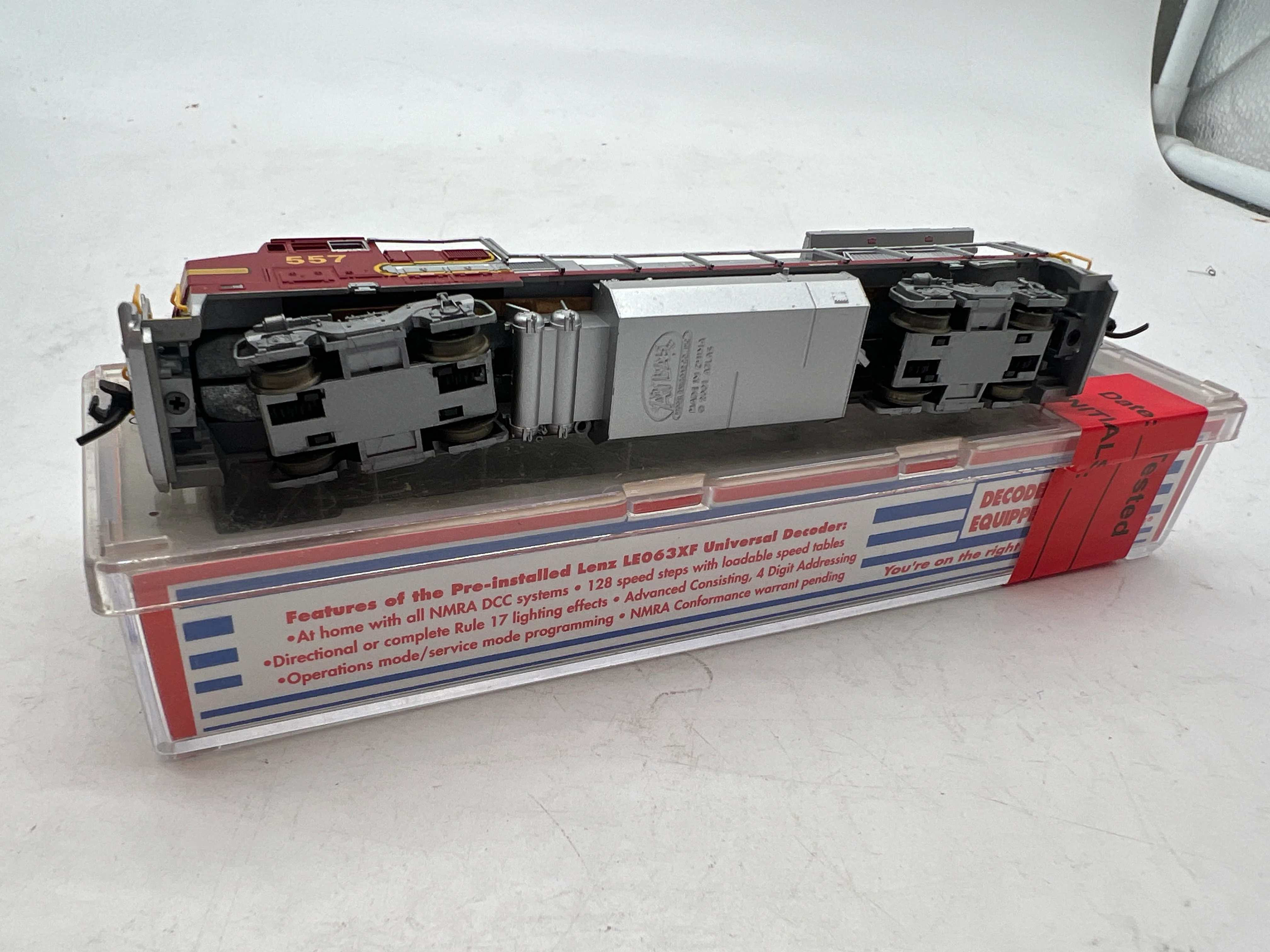 Atlas 48855   BNSF Dash 8-40BW Diesel Locomotive #557 w/ DCC N Scale Used Excellent - Image 3