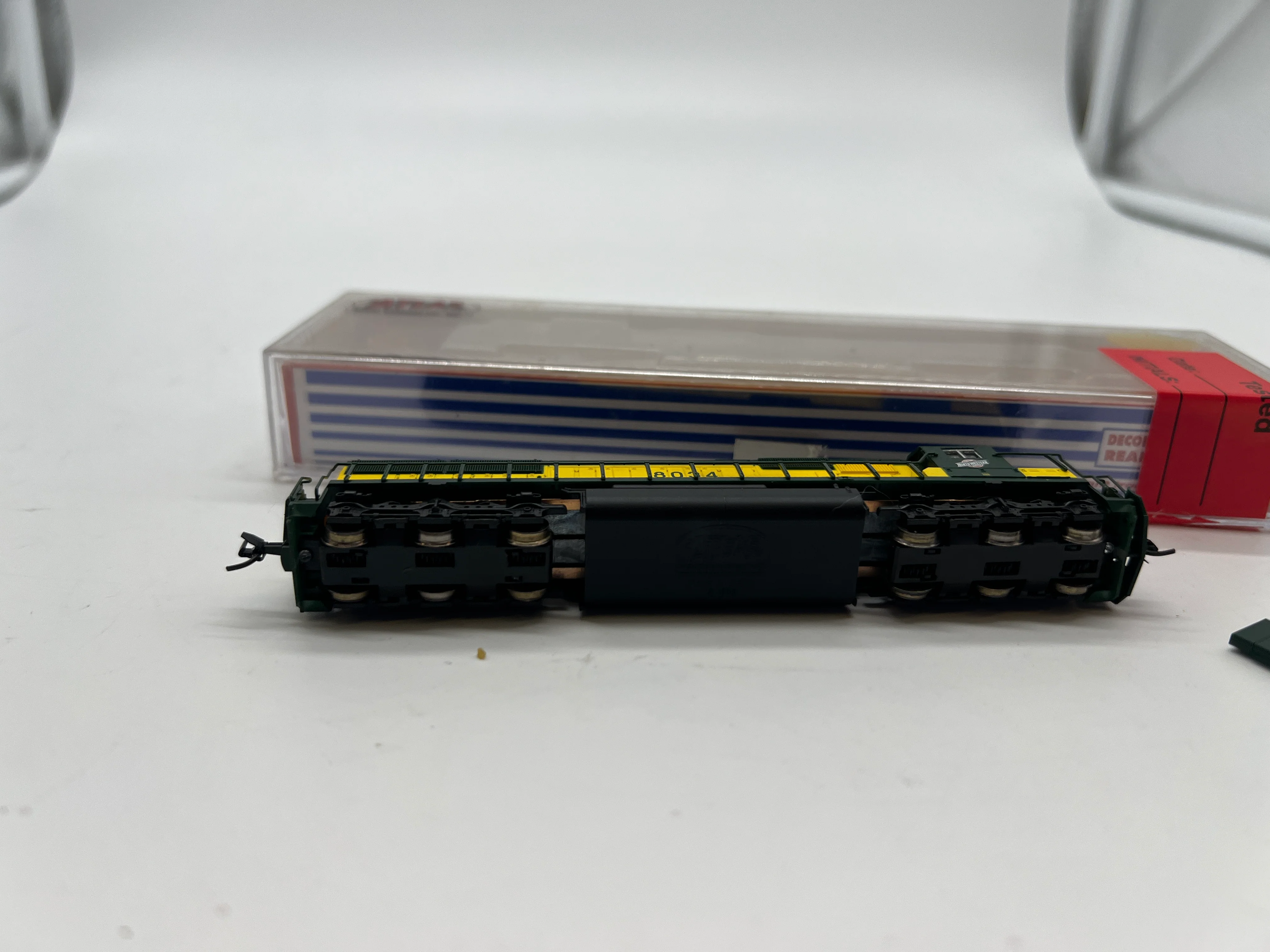 Atlas 49005 CHICAGO & NORTH WESTERN SD60 Locomotive Green/Yellow DCC READY  N Scale Like New - Image 3
