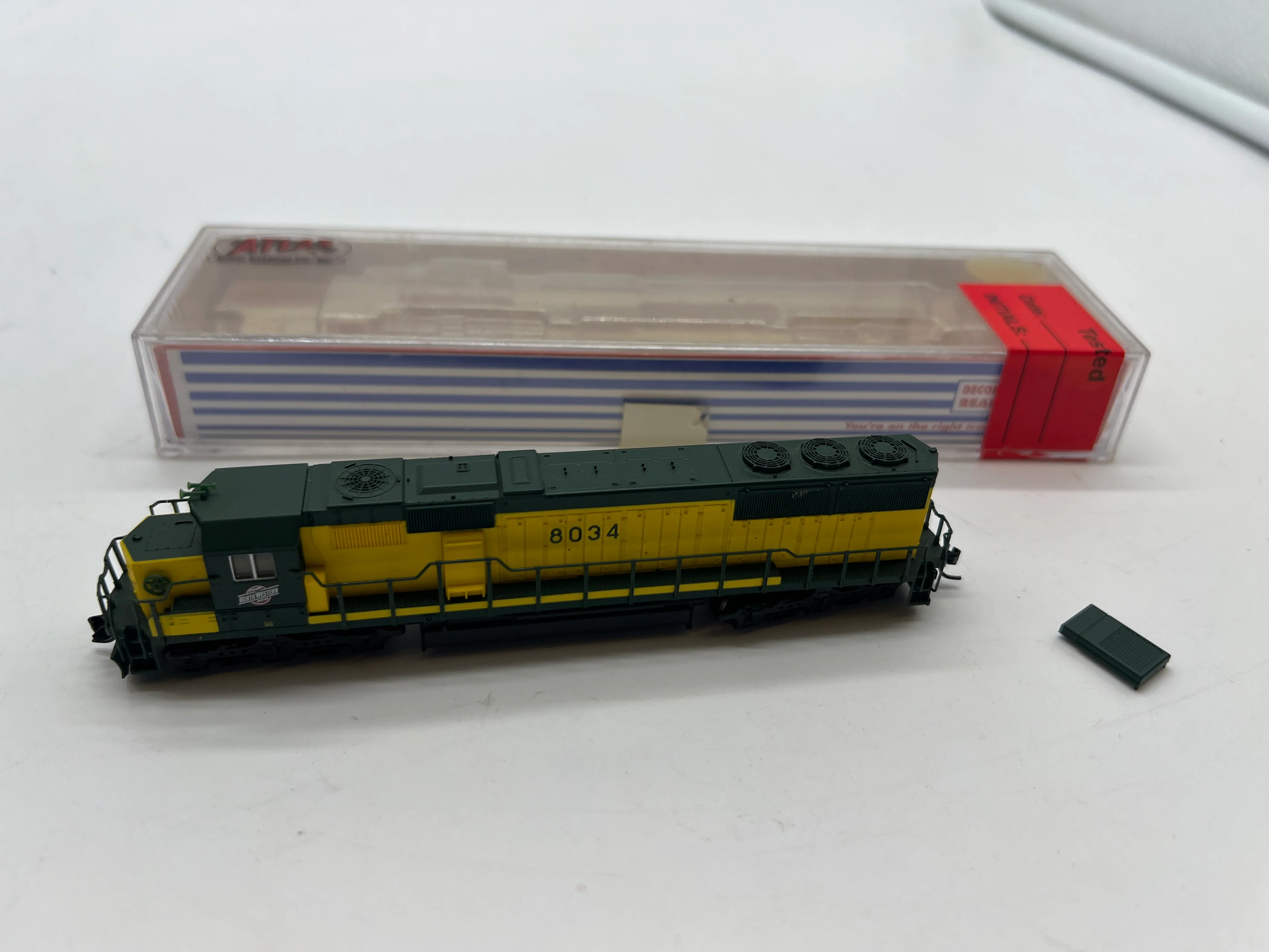 Atlas 49005 CHICAGO & NORTH WESTERN SD60 Locomotive Green/Yellow DCC READY  N Scale Like New - Image 4