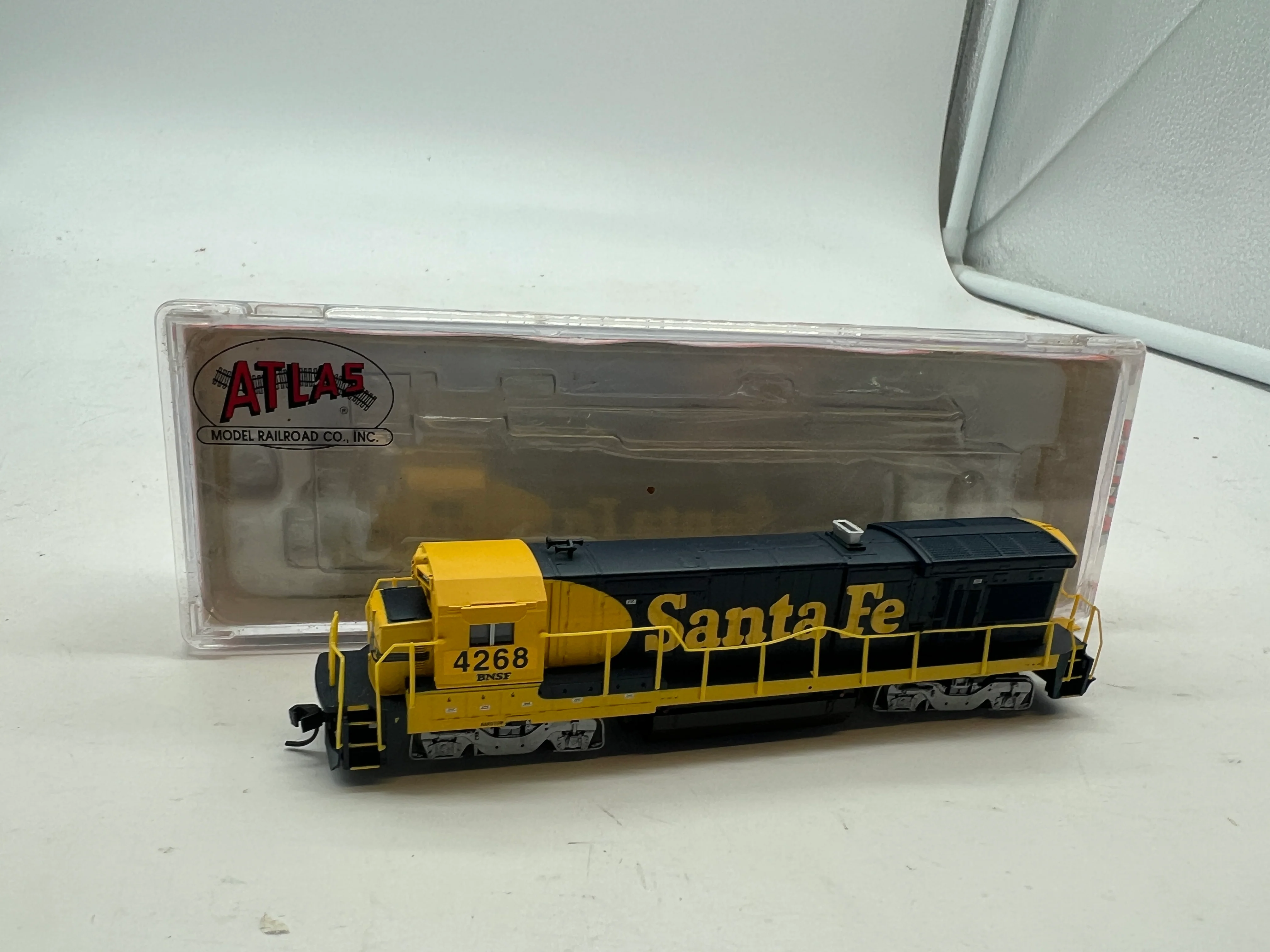 Atlas 49933 SANTA FE B36-7 Locomotive Blue/Yellow #7487 DC N Scale Used Excellent