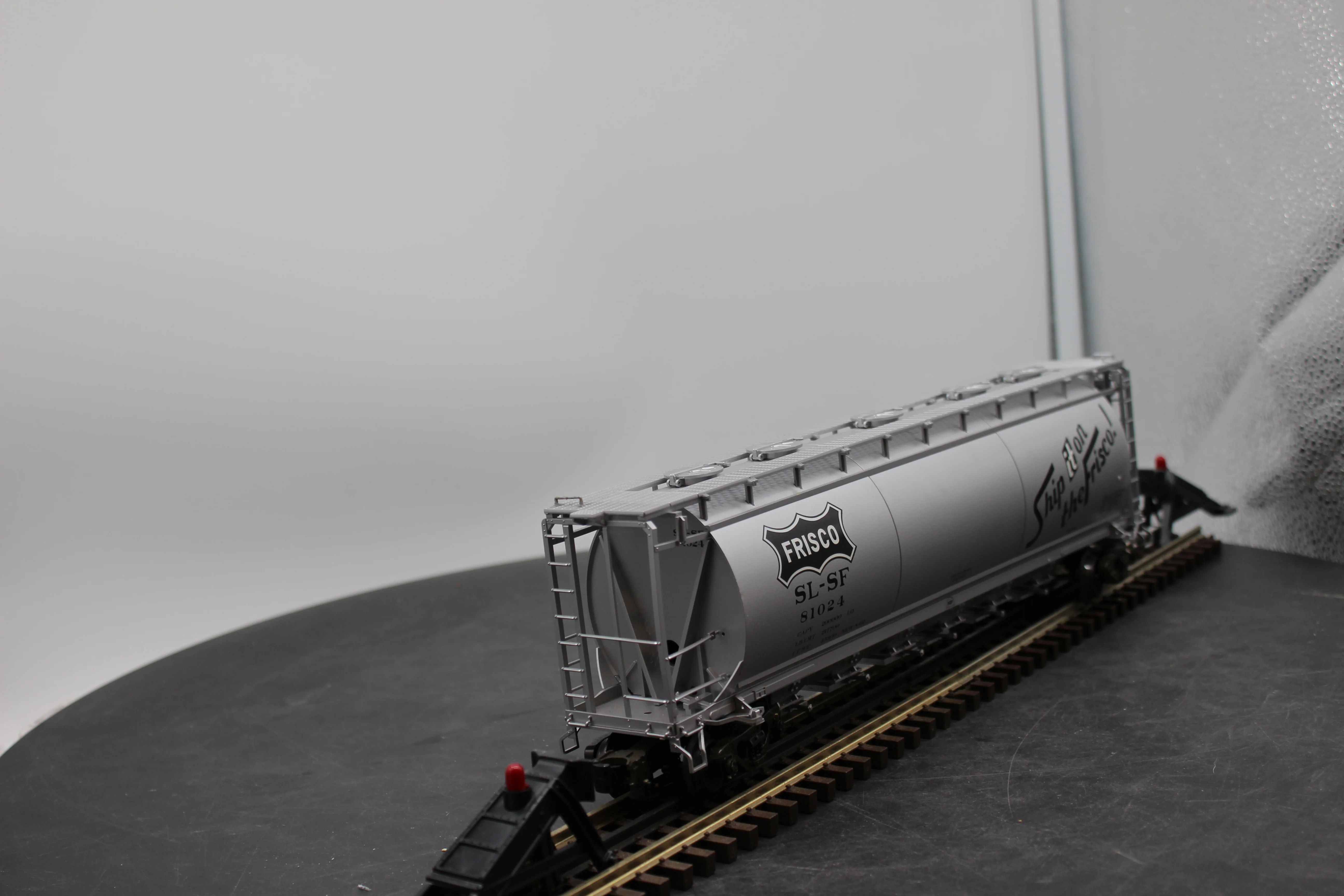 Atlas 6333-2 ATLAS ACF 6-BAY CYLINDRICAL HOPPER Frisco 81024 3 RL O SCALE Used Excellent - Image 3
