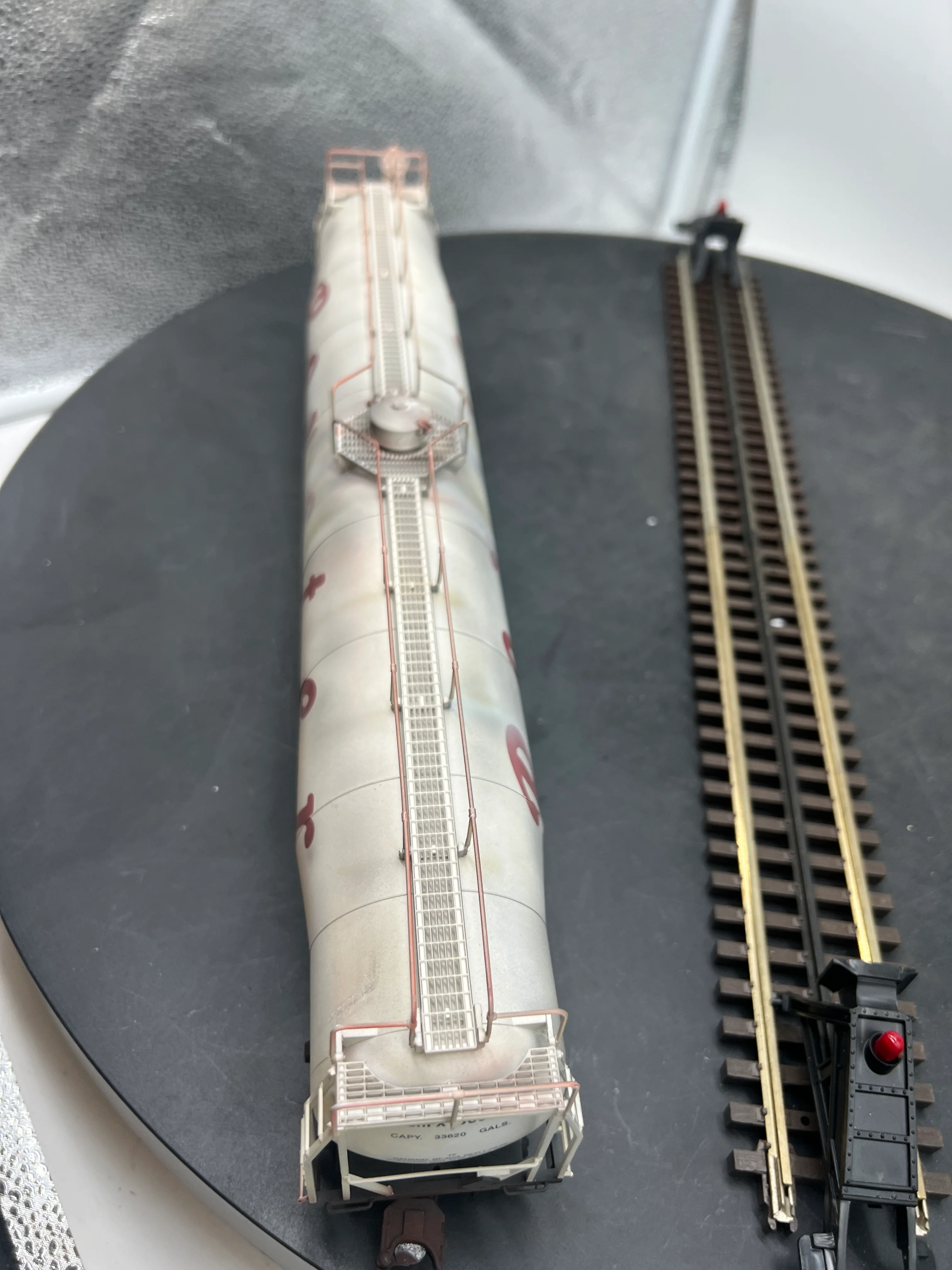 Atlas 6403-1 Royster ACF 33,000 GALLON TANK CAR O SCALE 3 rl WEATHERED AS IS Used Excellent - Image 10