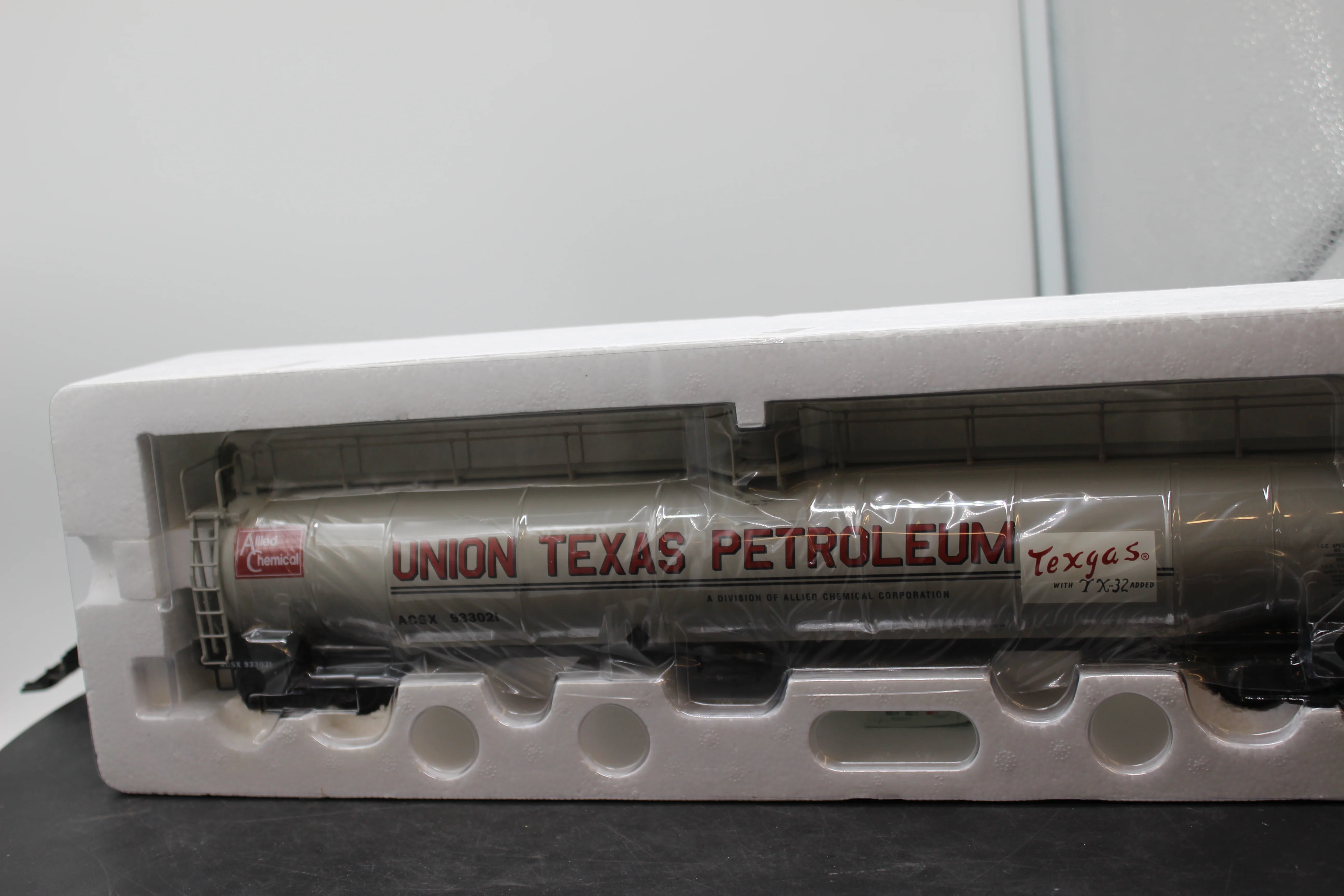 Atlas 6406-2 ACF Union Texas Petroleum 33,000 GALLON TANK CAR 3 RL O SCALE NEW - Image 2