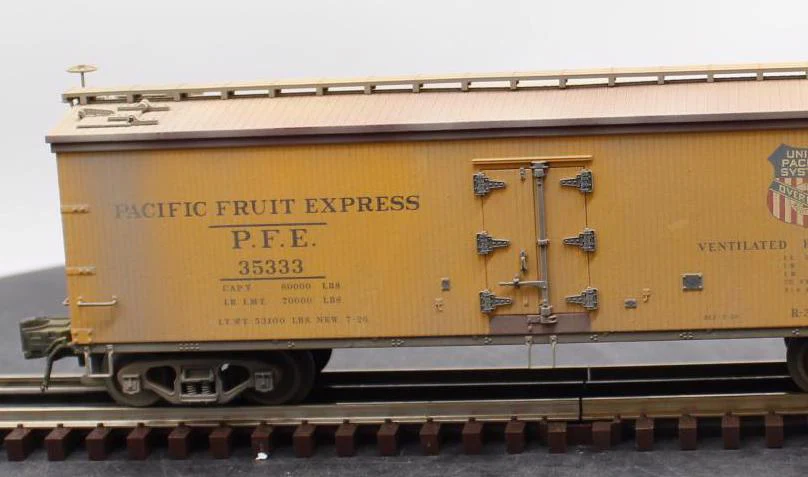 Atlas 6708-4 Pacific Fruit Express PFE Southern Pacific Steam Era Classics Reefer 35333 O SCALE WEATHERED Used Excellent - Image 4