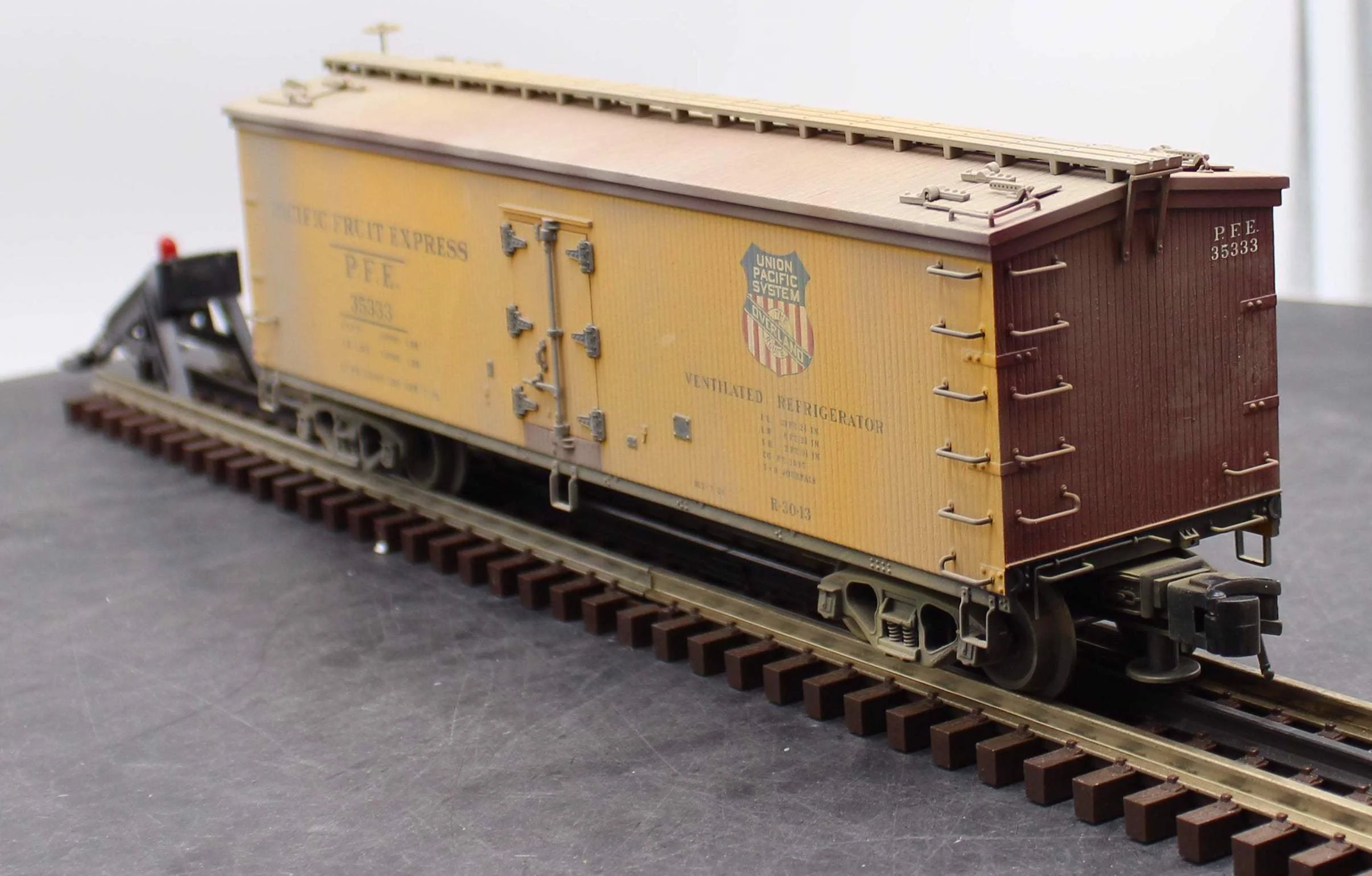 Atlas 6708-4 Pacific Fruit Express PFE Southern Pacific Steam Era Classics Reefer 35333 O SCALE WEATHERED Used Excellent - Image 5