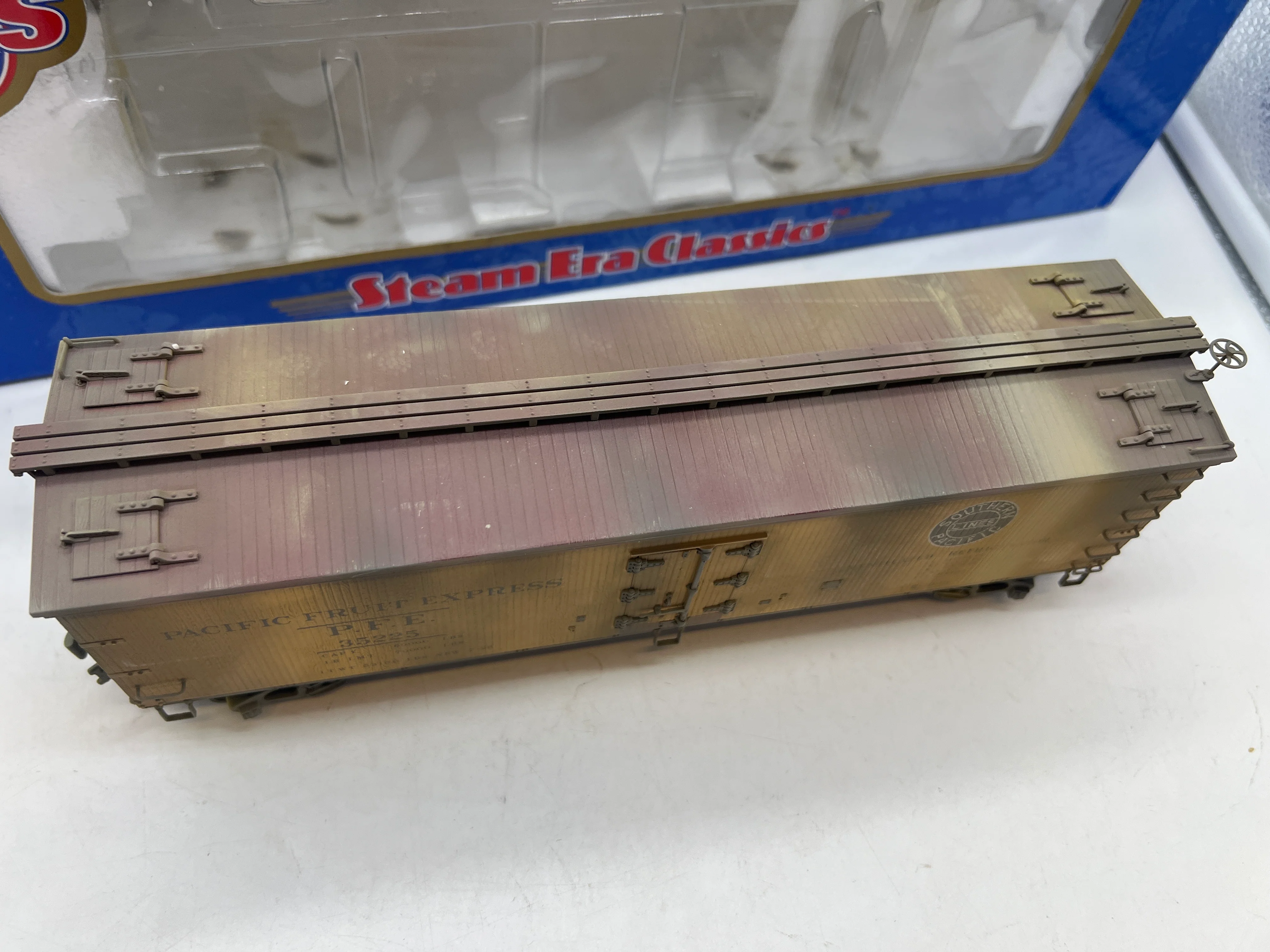 Atlas 6708-6 Pacific Fruit Express PFE Woodside Reefer 35225 3 Rail Weathered O SCALE WEATHERED AS IS Used Excellent - Image 2