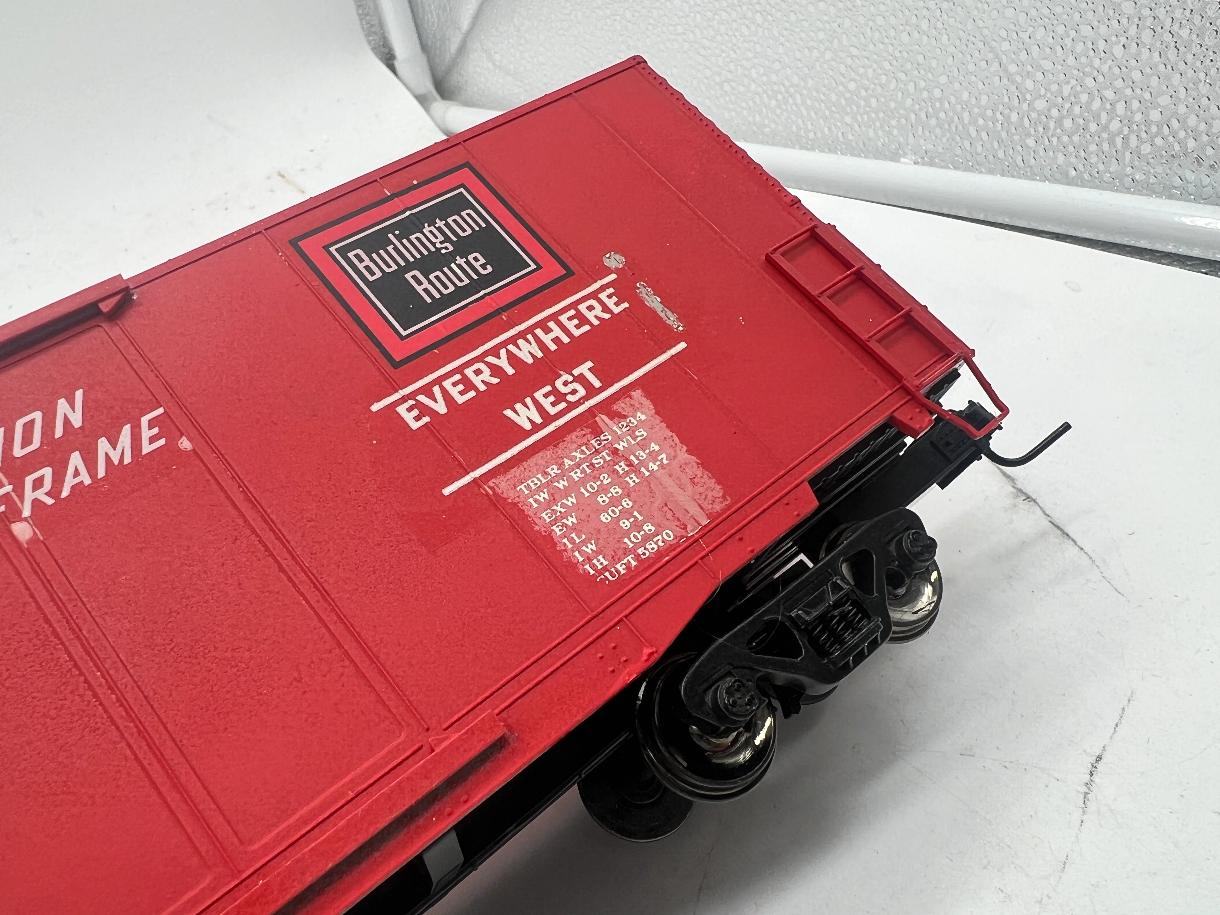 Atlas 7530 ACF 60' S.D. BURLINGTON DECORATED AUTO PARTS BOX CAR 2 rail O SCALE WEATHERED / CUSTOM decorated AS IS Used Damaged Box - Image 12