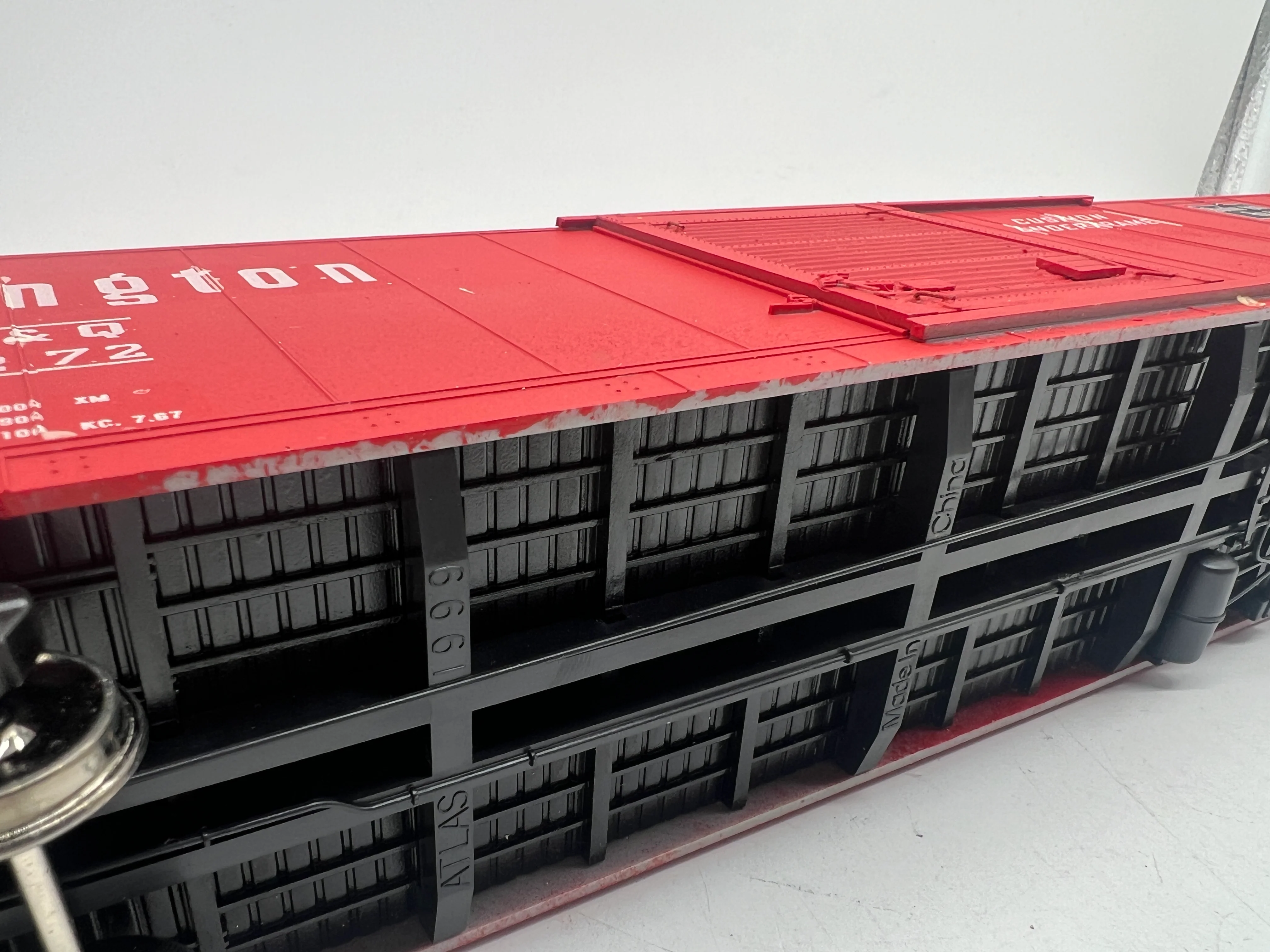 Atlas 7530 ACF 60' S.D. BURLINGTON DECORATED AUTO PARTS BOX CAR 2 rail O SCALE WEATHERED / CUSTOM decorated AS IS Used Damaged Box - Image 16