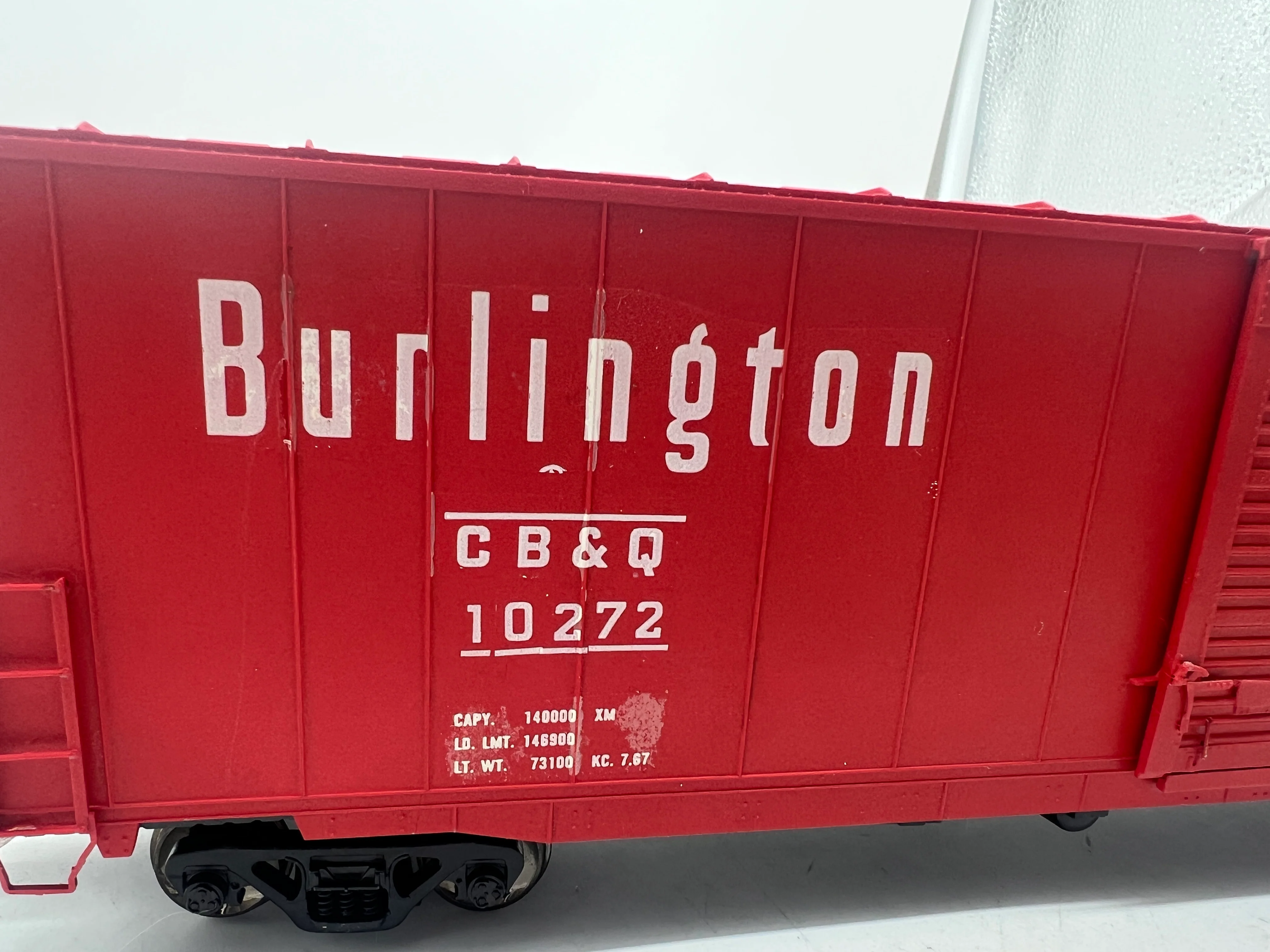 Atlas 7530 ACF 60' S.D. BURLINGTON DECORATED AUTO PARTS BOX CAR 2 rail O SCALE WEATHERED / CUSTOM decorated AS IS Used Damaged Box - Image 22