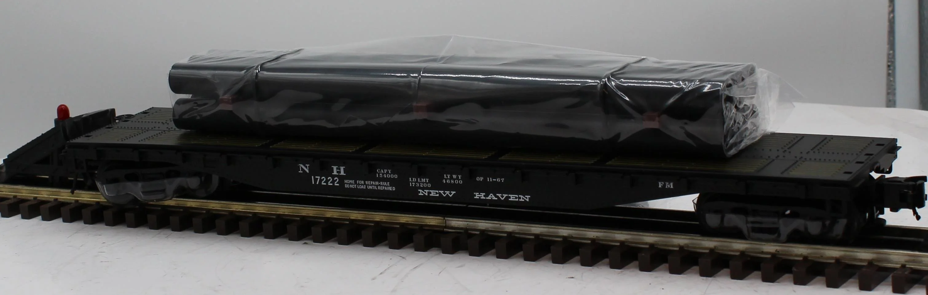 Atlas 933-2 52'6" New Haven Flat Car with PipeloadO SCALE Like New - Image 2