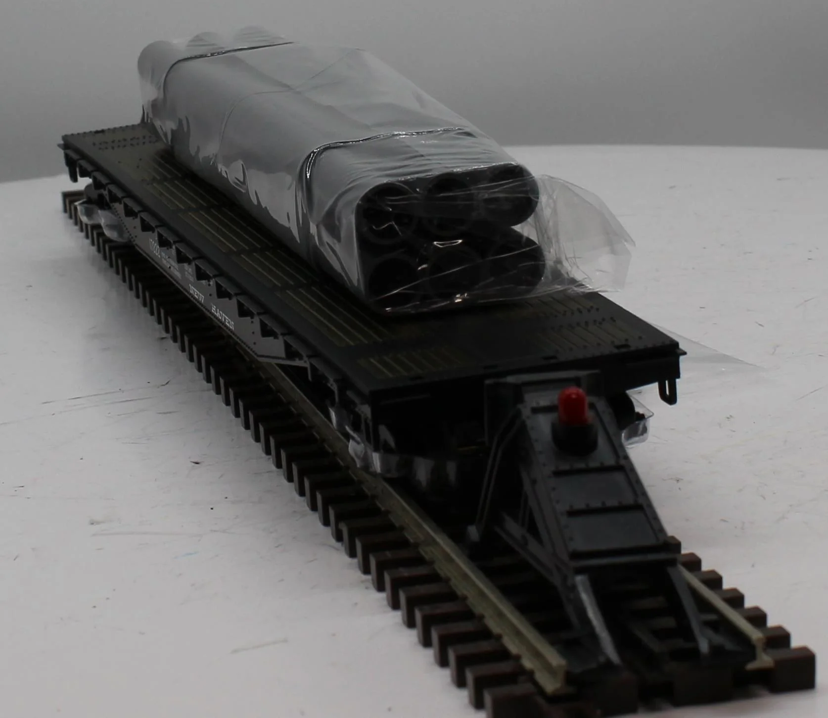 Atlas 933-2 52'6" New Haven Flat Car with PipeloadO SCALE Like New - Image 3