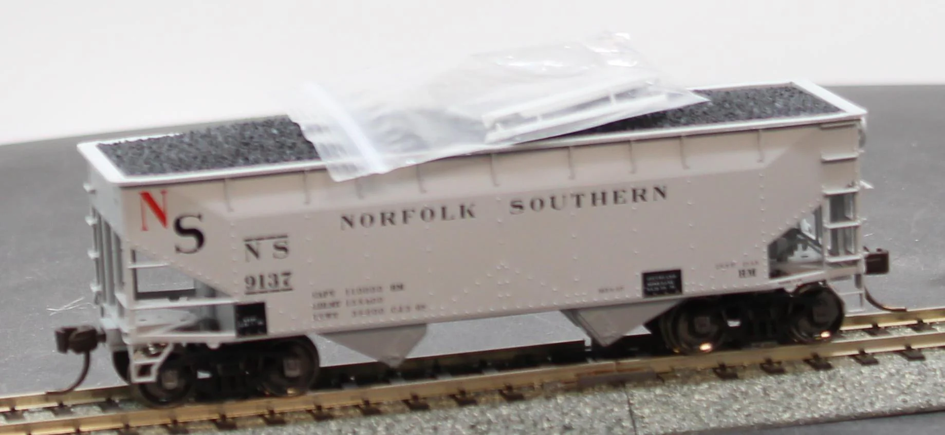 Atlas HO NS 2-bay offset hopper 9137 HO SCALE NEW
