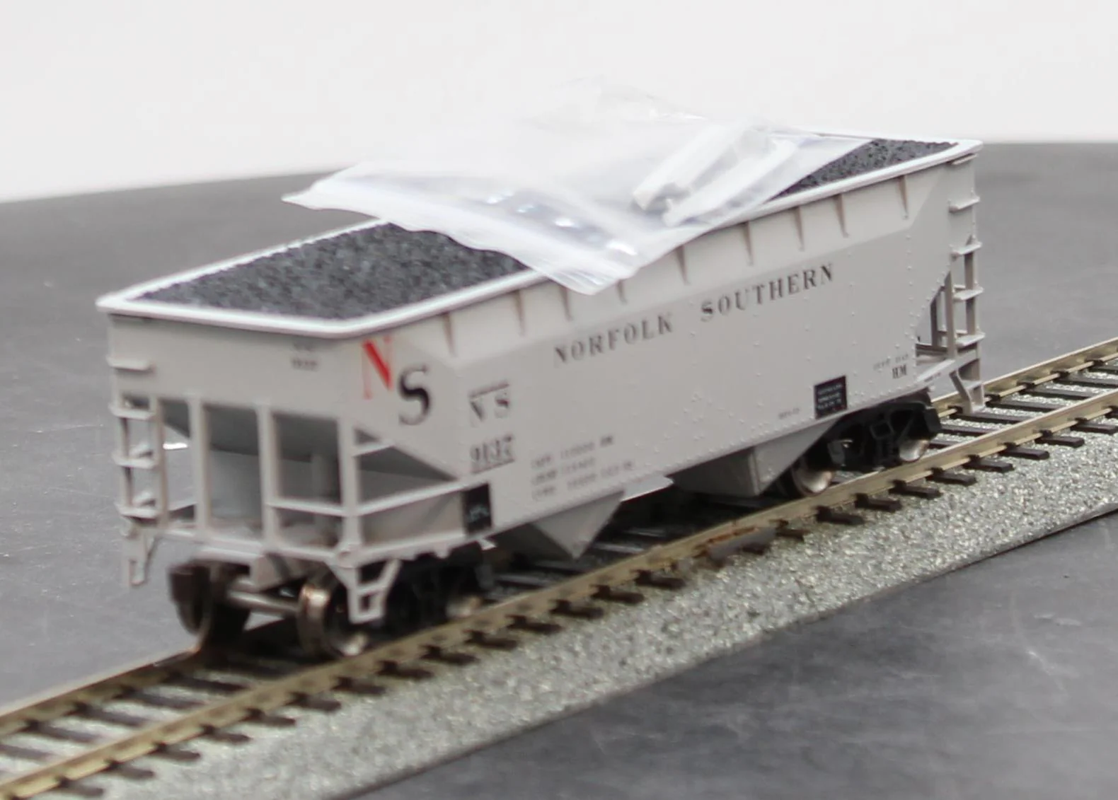 Atlas HO NS 2-bay offset hopper 9137 HO SCALE NEW - Image 3