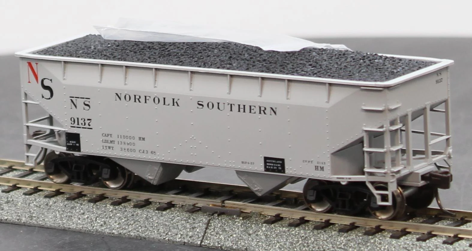 Atlas HO NS 2-bay offset hopper 9137 HO SCALE NEW - Image 4