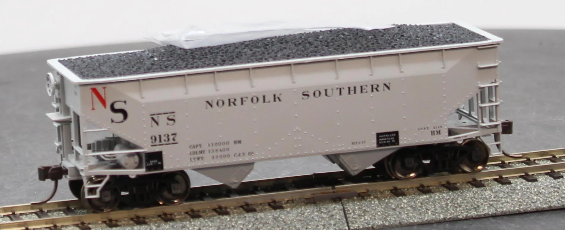 Atlas HO NS 2-bay offset hopper 9137 HO SCALE NEW - Image 5