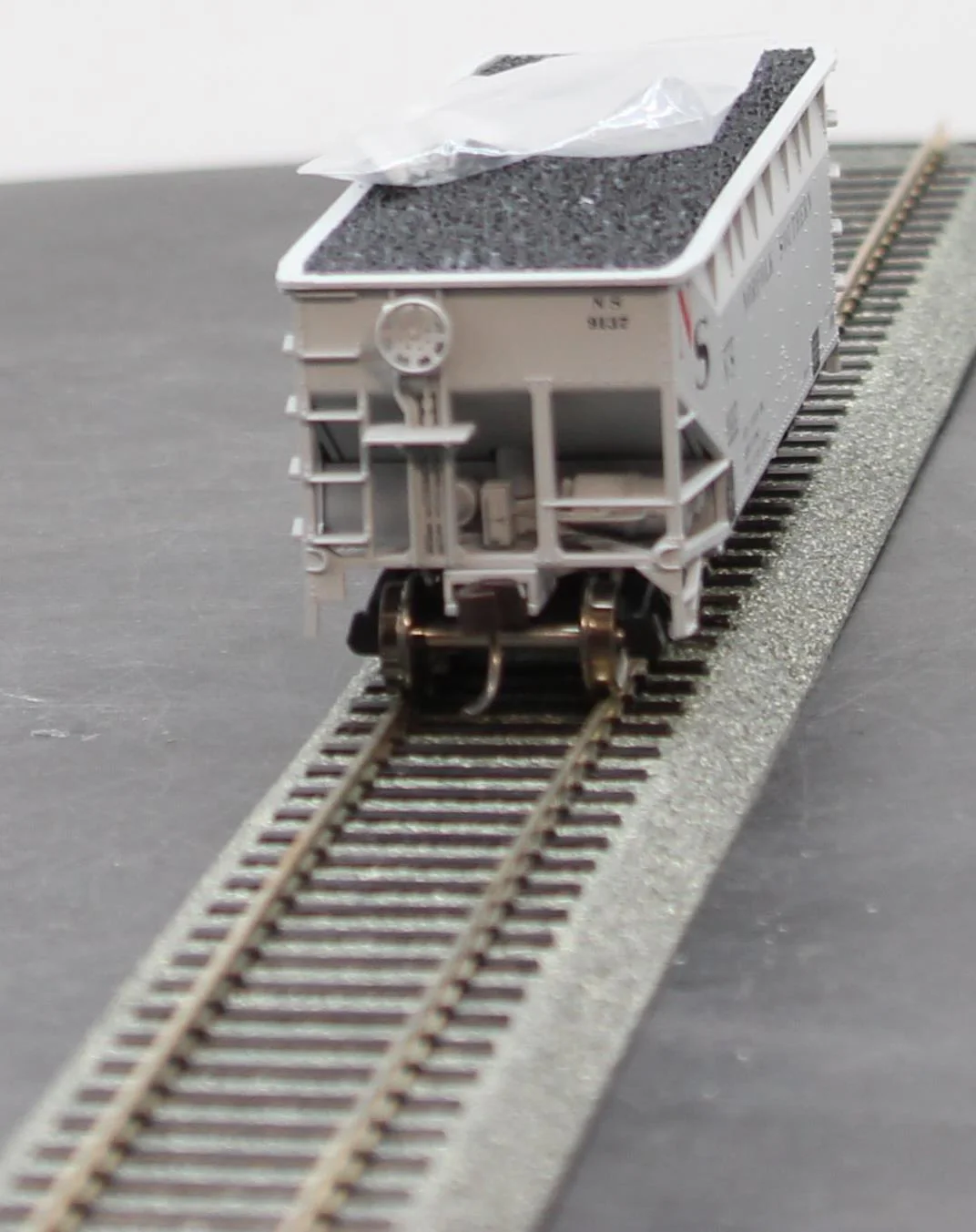 Atlas HO NS 2-bay offset hopper 9137 HO SCALE NEW - Image 6