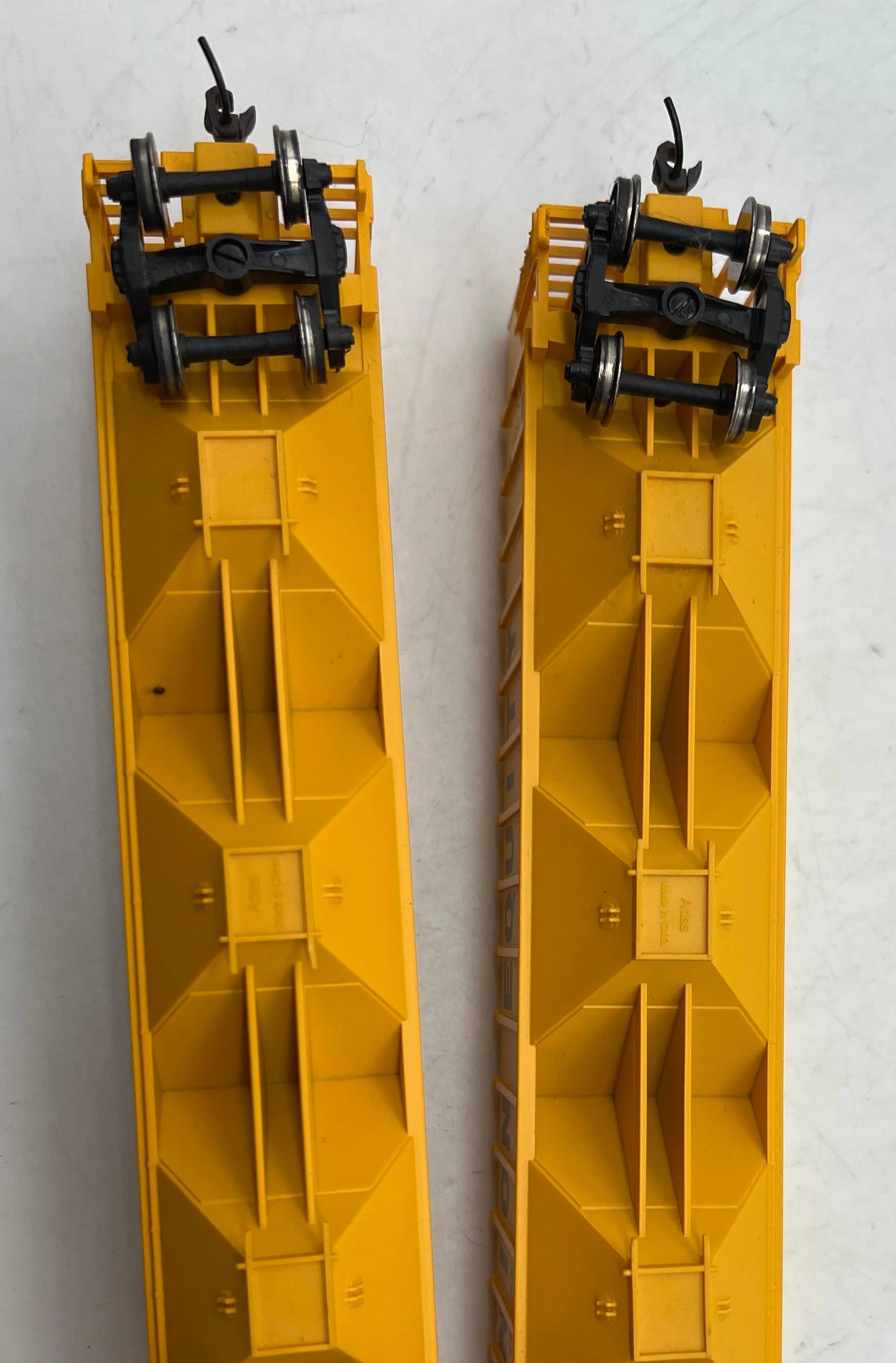 Atlas HO2502 HO Scale 2502 Assorted Lot -- 2  UNION EQUITY 3-Bay Hoppers w/ Kadee Couplers  Used Excellent No Box - Image 4