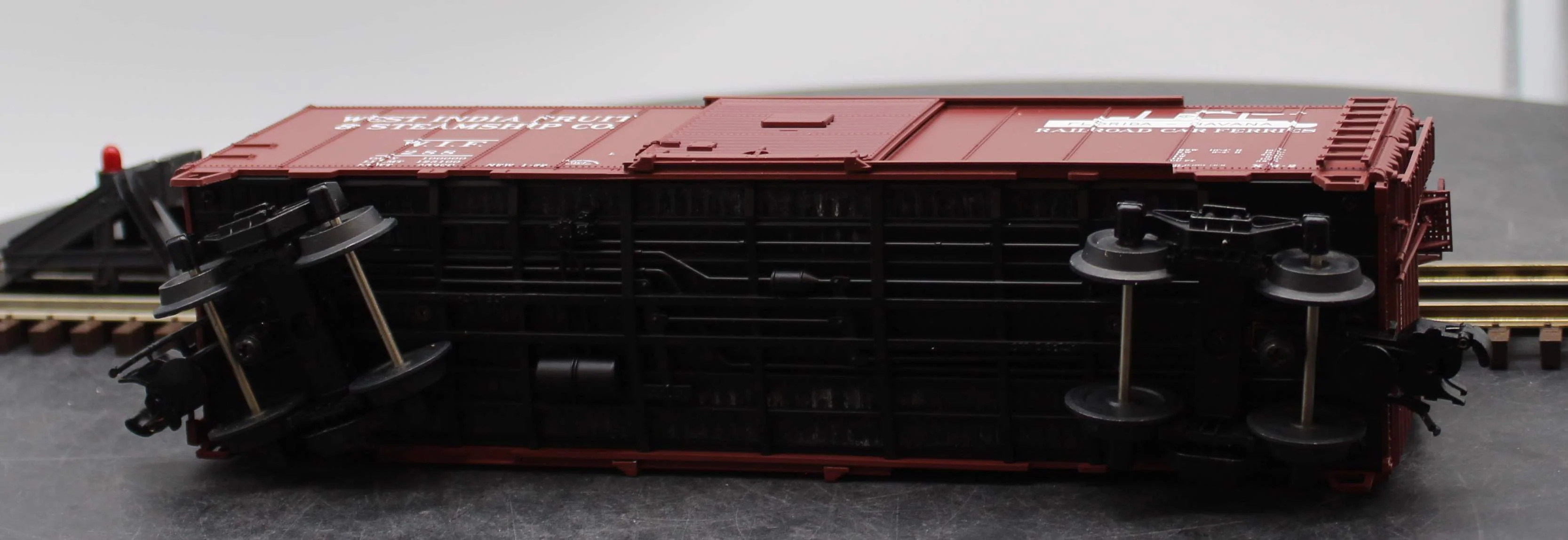 Atlas Trainman 0515-4 O 40' West India Fruit 288 Sliding Door Box Car  Limited Edition  O SCALE Like New - Image 3
