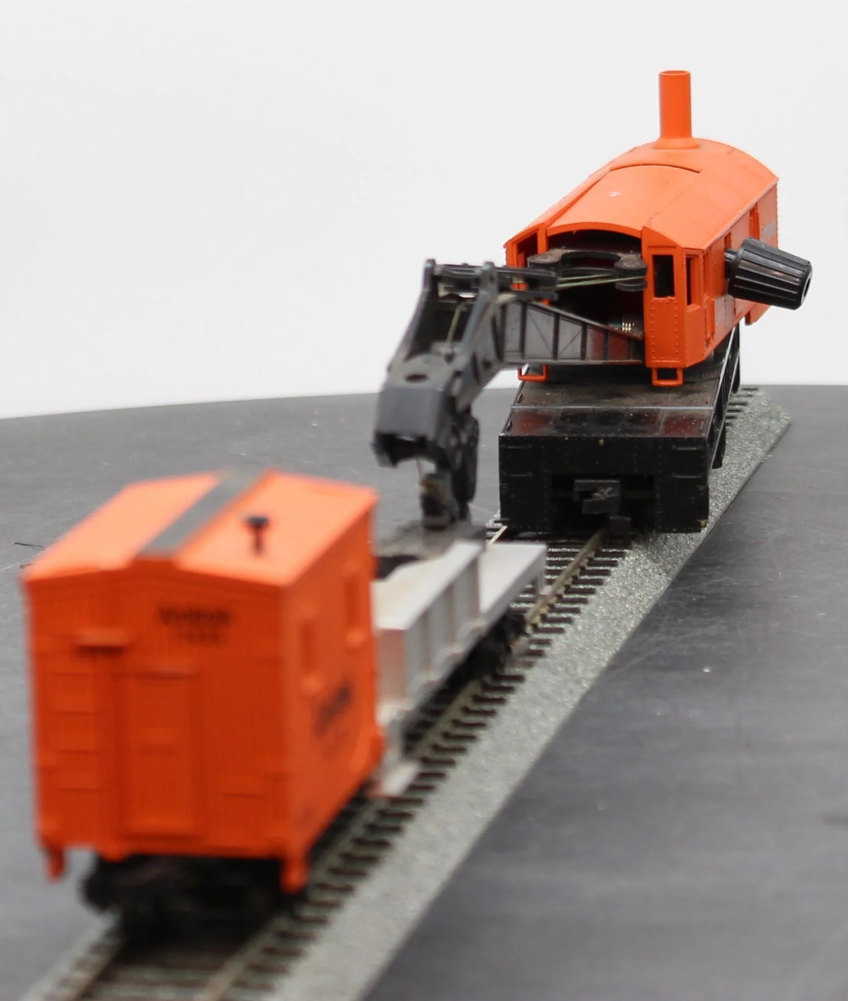 Bachmann 1438 HO Scale Amtrak Crane Car and Boom Tender Set Like New - Image 6