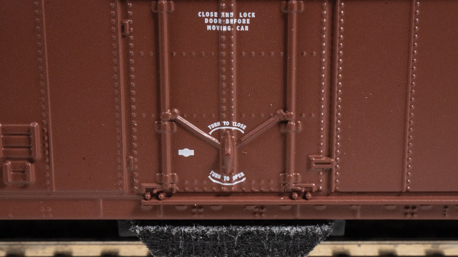 Bachmann 16371 TRACK-CLEANING 50' PLUG-DOOR BOXCAR - NORFOLK SOUTHERN #650012 N SCALE NEW - Image 3