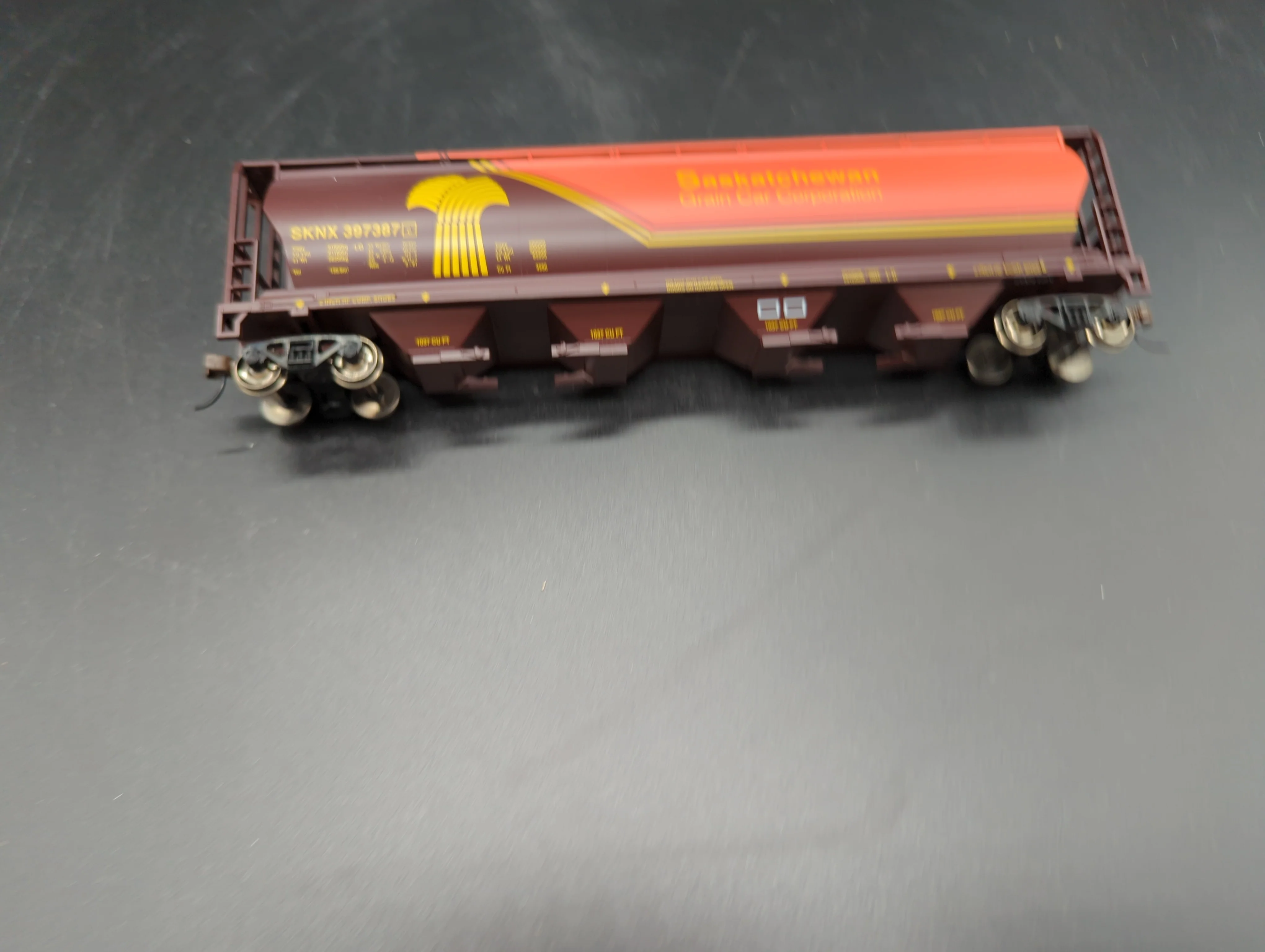 Bachmann 19140 CANADIAN 4 BAY CYLINDRICAL GRAIN HOPPER - SASKATCHEWAN SKNX 397387 - WHEAT HERALD HO SCALE Like New - Image 4