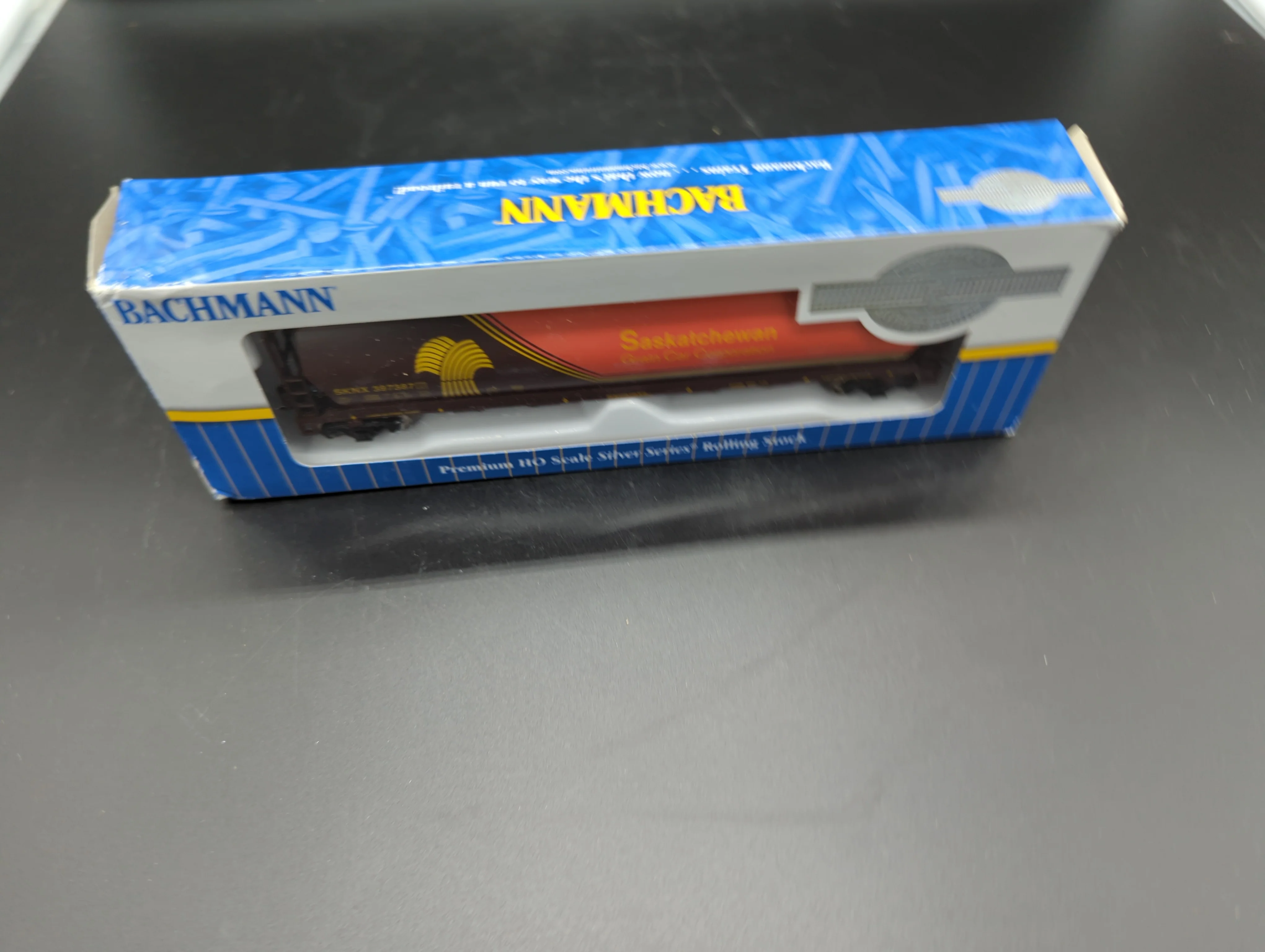 Bachmann 19140 CANADIAN 4 BAY CYLINDRICAL GRAIN HOPPER - SASKATCHEWAN SKNX 397387 - WHEAT HERALD HO SCALE Like New - Image 6