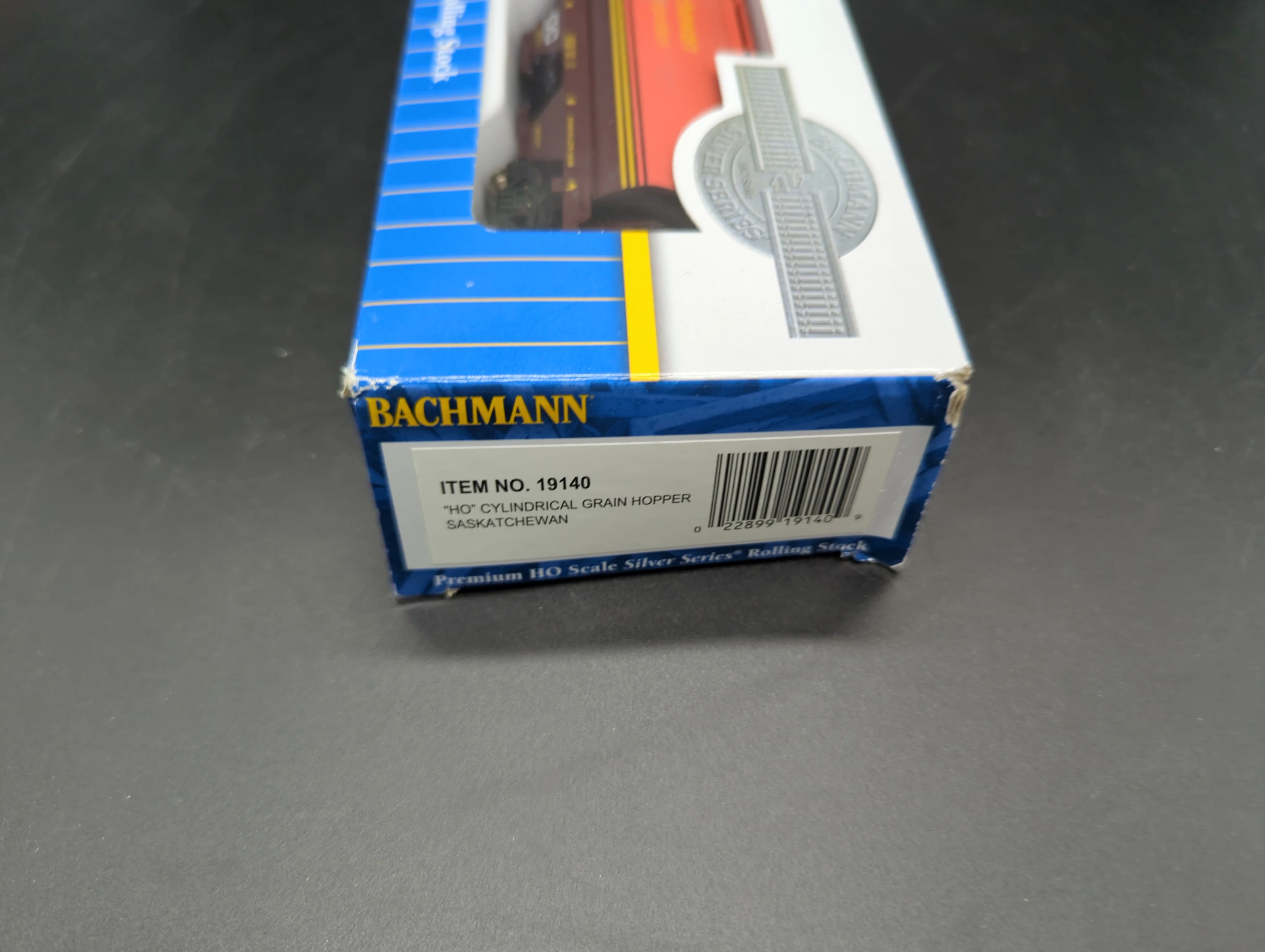Bachmann 19140 CANADIAN 4 BAY CYLINDRICAL GRAIN HOPPER - SASKATCHEWAN SKNX 397387 - WHEAT HERALD HO SCALE Like New - Image 7