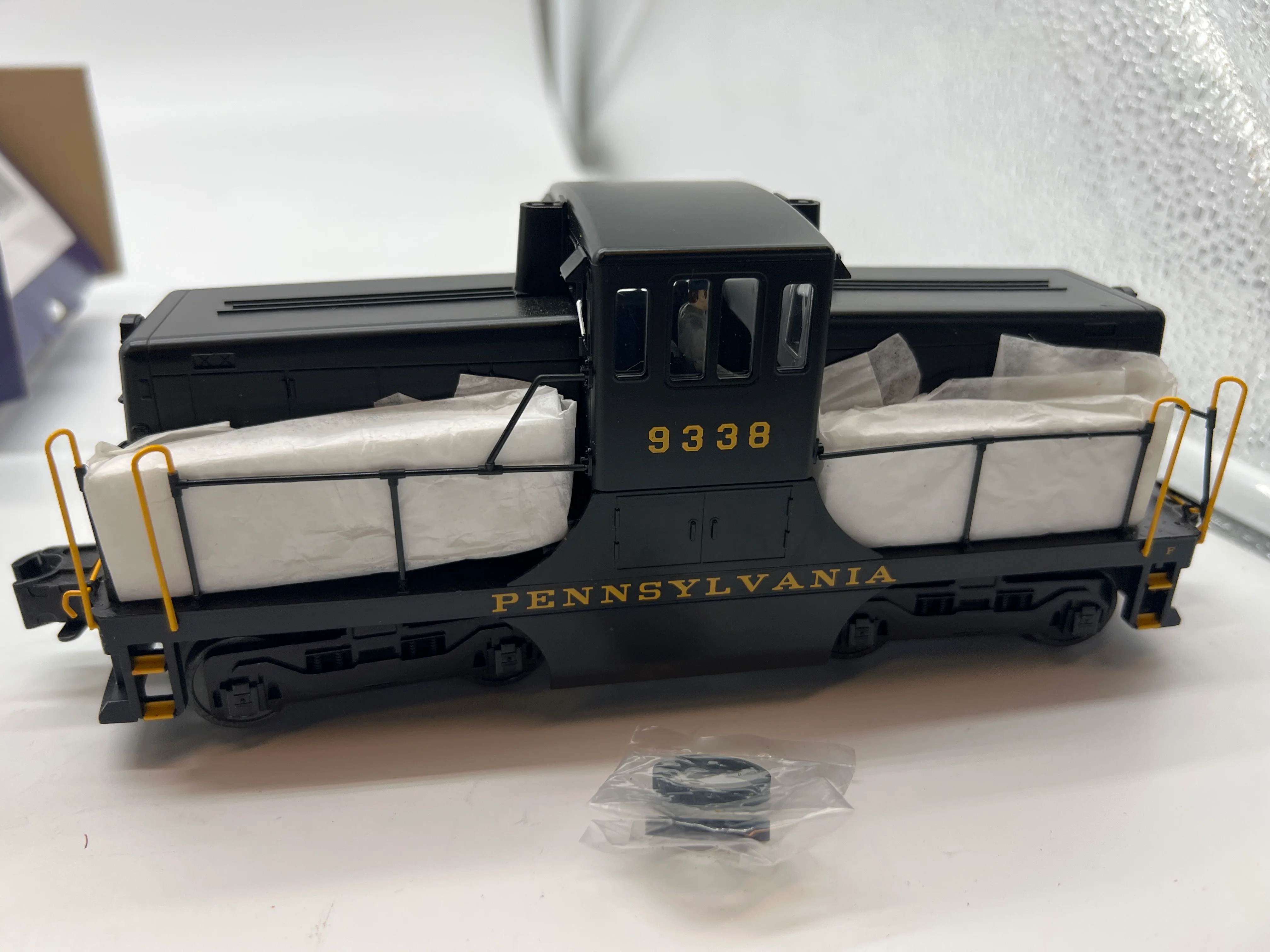 Bachmann 23101 Pennsylvania PRR 44-Ton Switcher 9338 Diesel Locomotive O SCALE Like New - Image 2