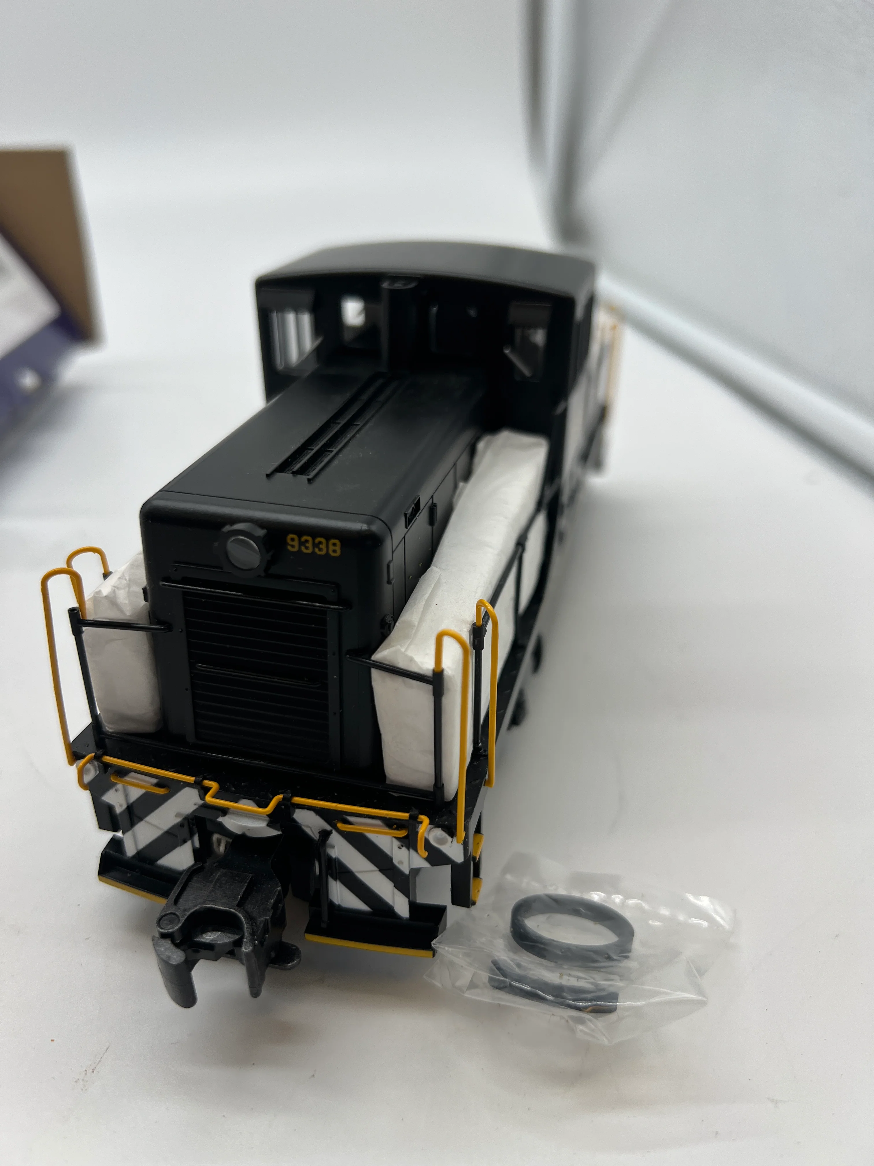 Bachmann 23101 Pennsylvania PRR 44-Ton Switcher 9338 Diesel Locomotive O SCALE Like New - Image 3