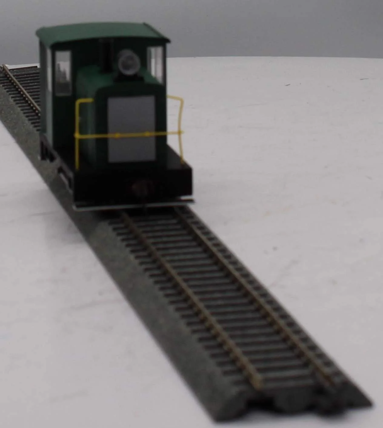 Bachmann 28198 UNDECORATED 0-4-0 Side Rod Gas Mech Loco On30 Scale O SCALE Like New - Image 4