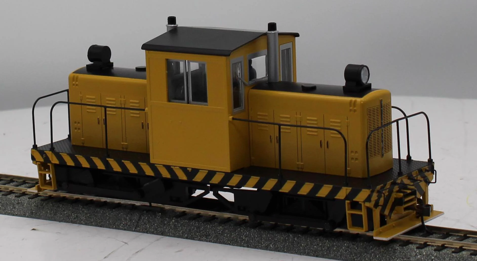 Bachmann 29203 UNDECORATED Whitcomb 50-Ton Center-Cab Diesel Locomotive On30 Scale O SCALE Like New - Image 3