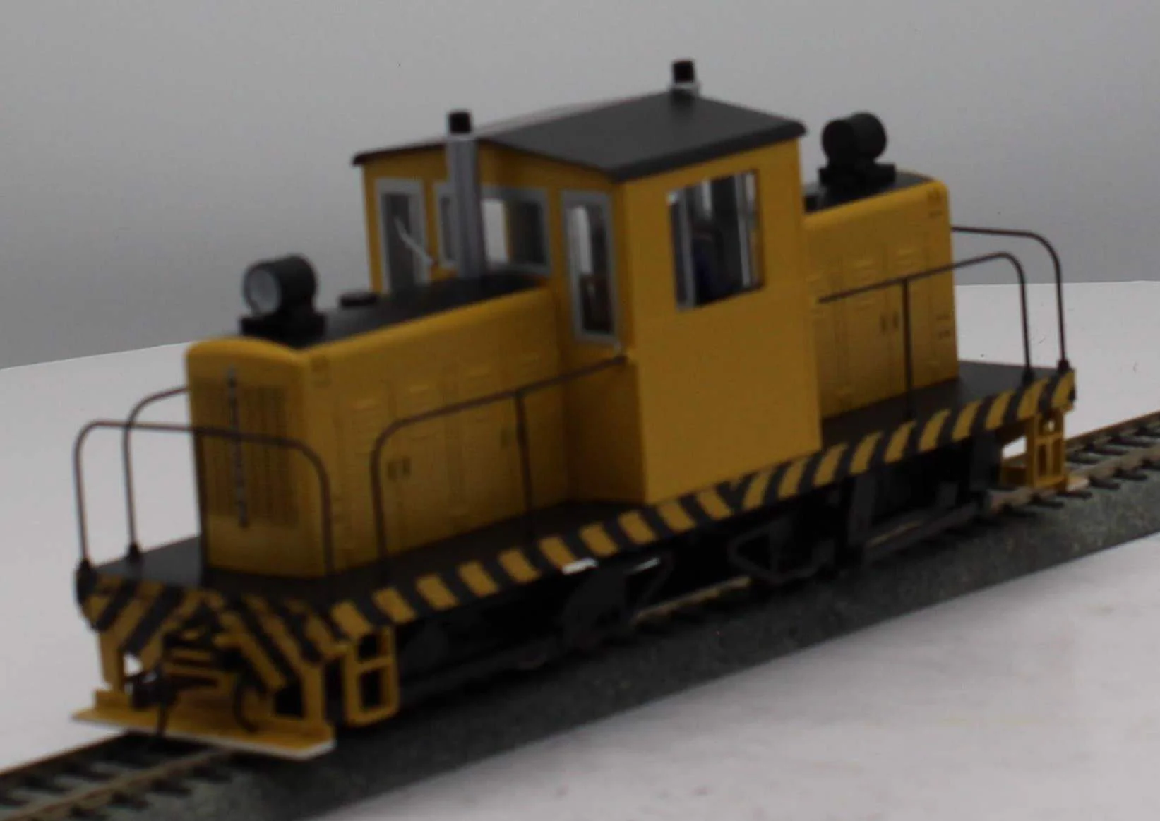 Bachmann 29203 UNDECORATED Whitcomb 50-Ton Center-Cab Diesel Locomotive On30 Scale O SCALE Like New - Image 5